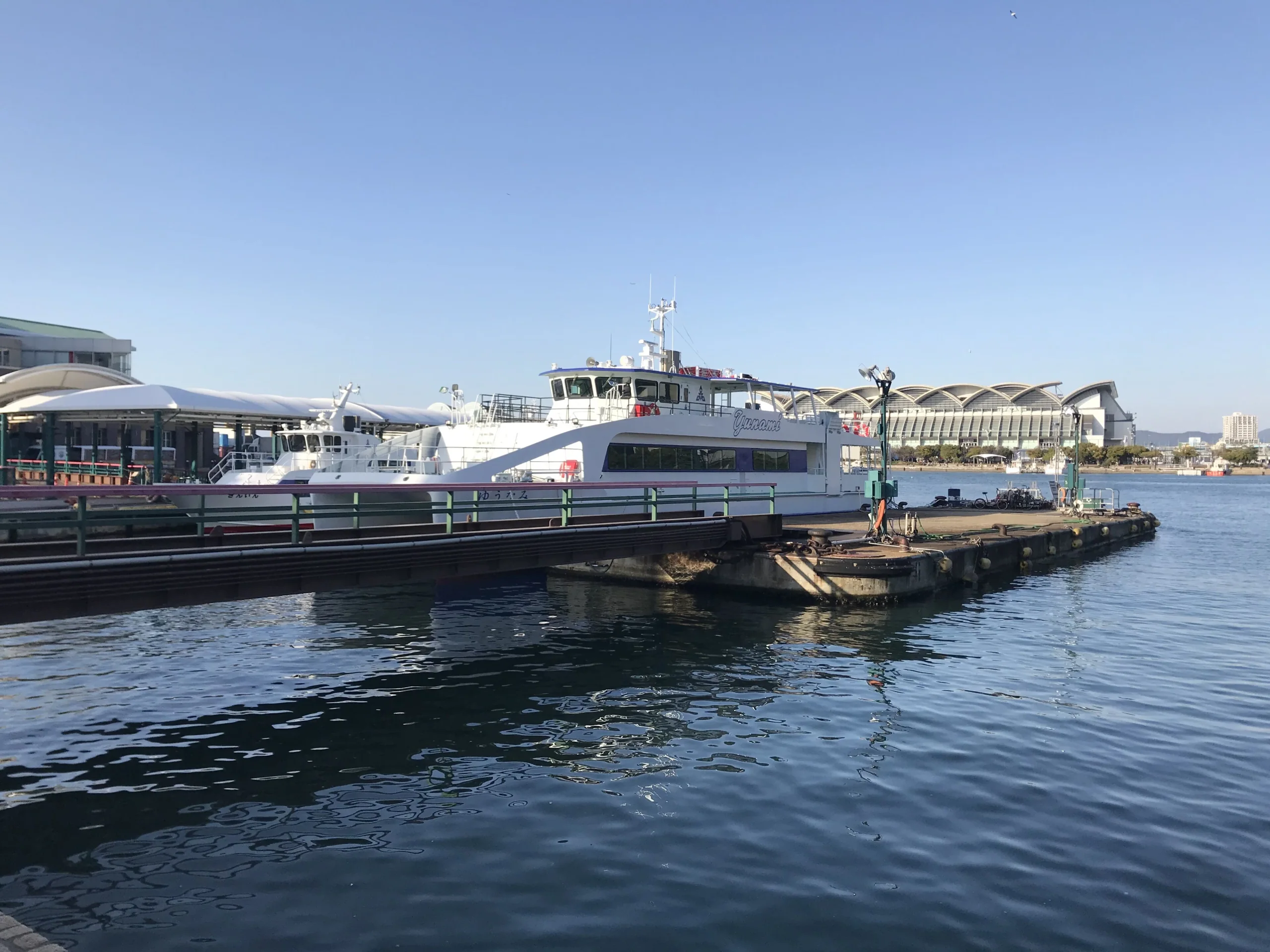 市營渡船ゆうなみ與博多港碼頭