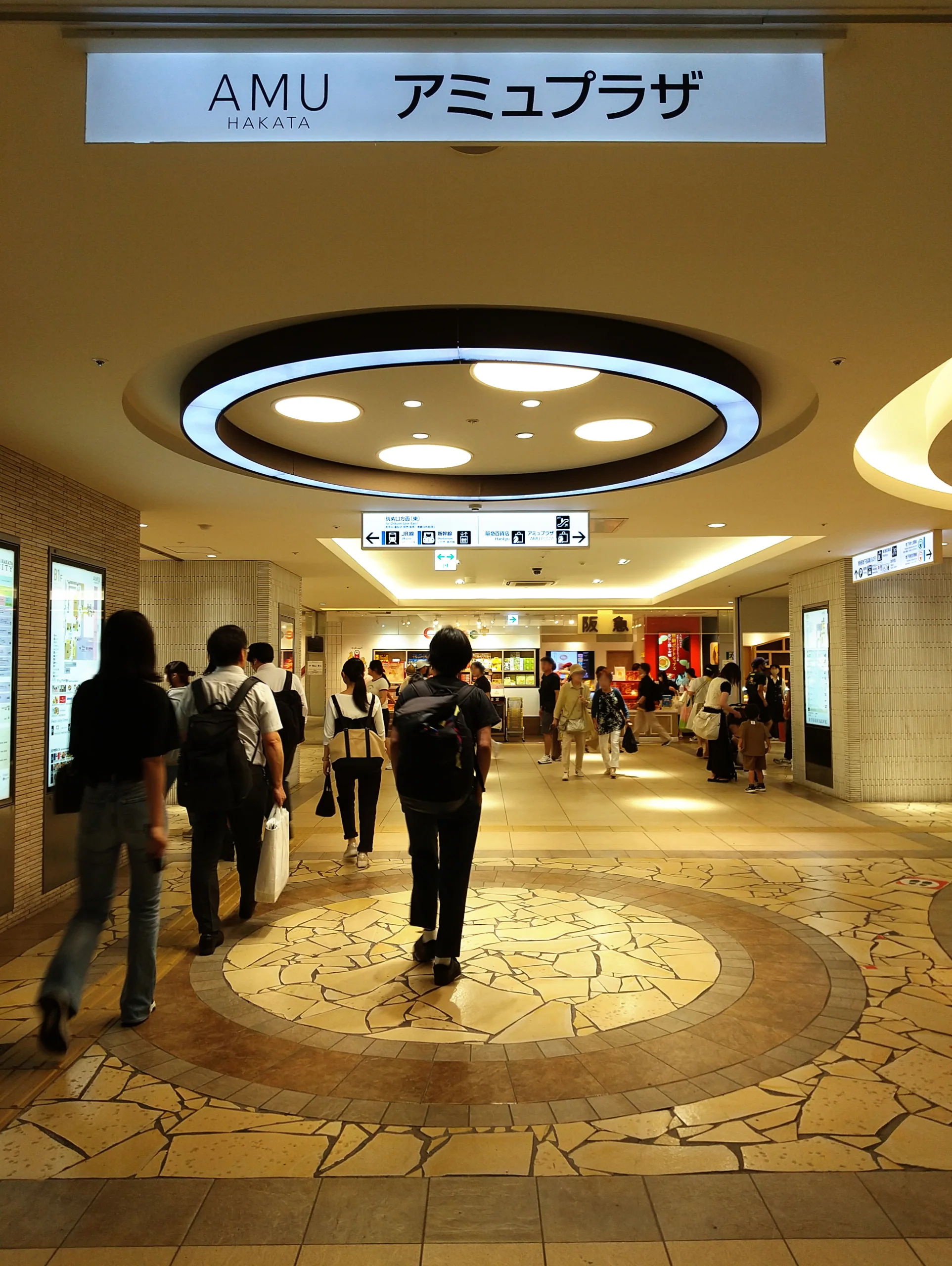 博多阪急附近的AMU地下通道及商場指示