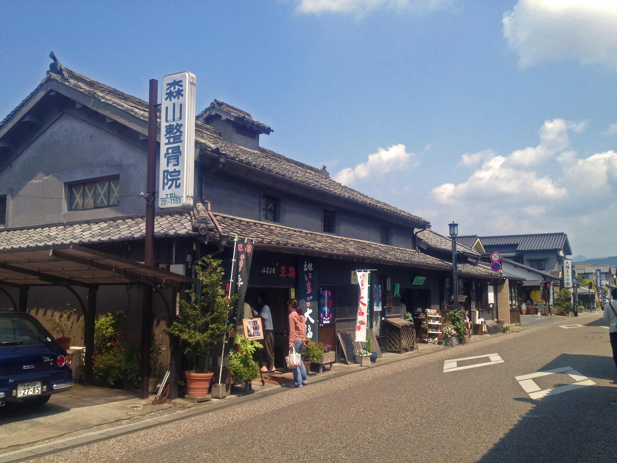 日田豆田町舊商家建築與街道，路邊仍保留日常車輛通行空間