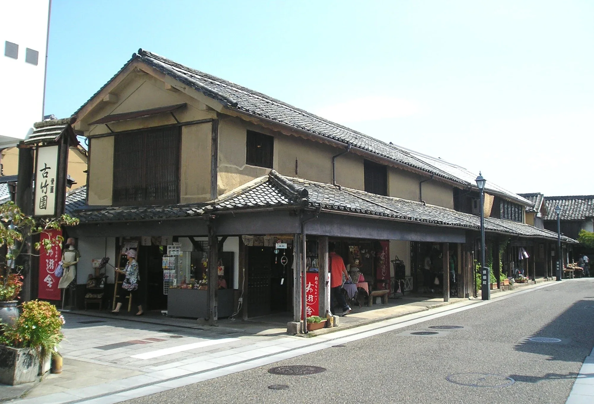 日田豆田町沿街的老商家與行人道路