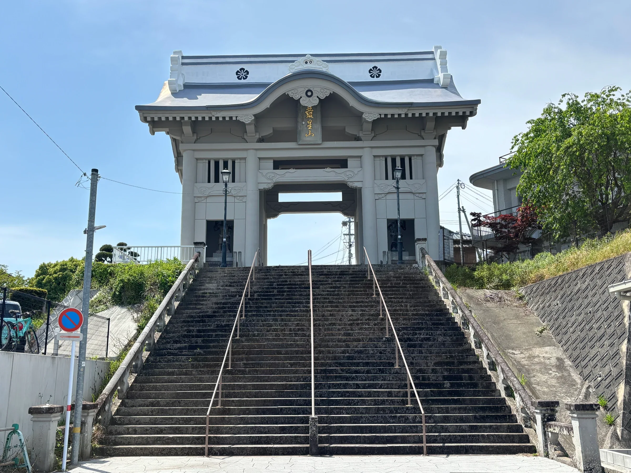 熊本本妙寺仁王門與門前石階,兩側扶手沿階梯向上延伸