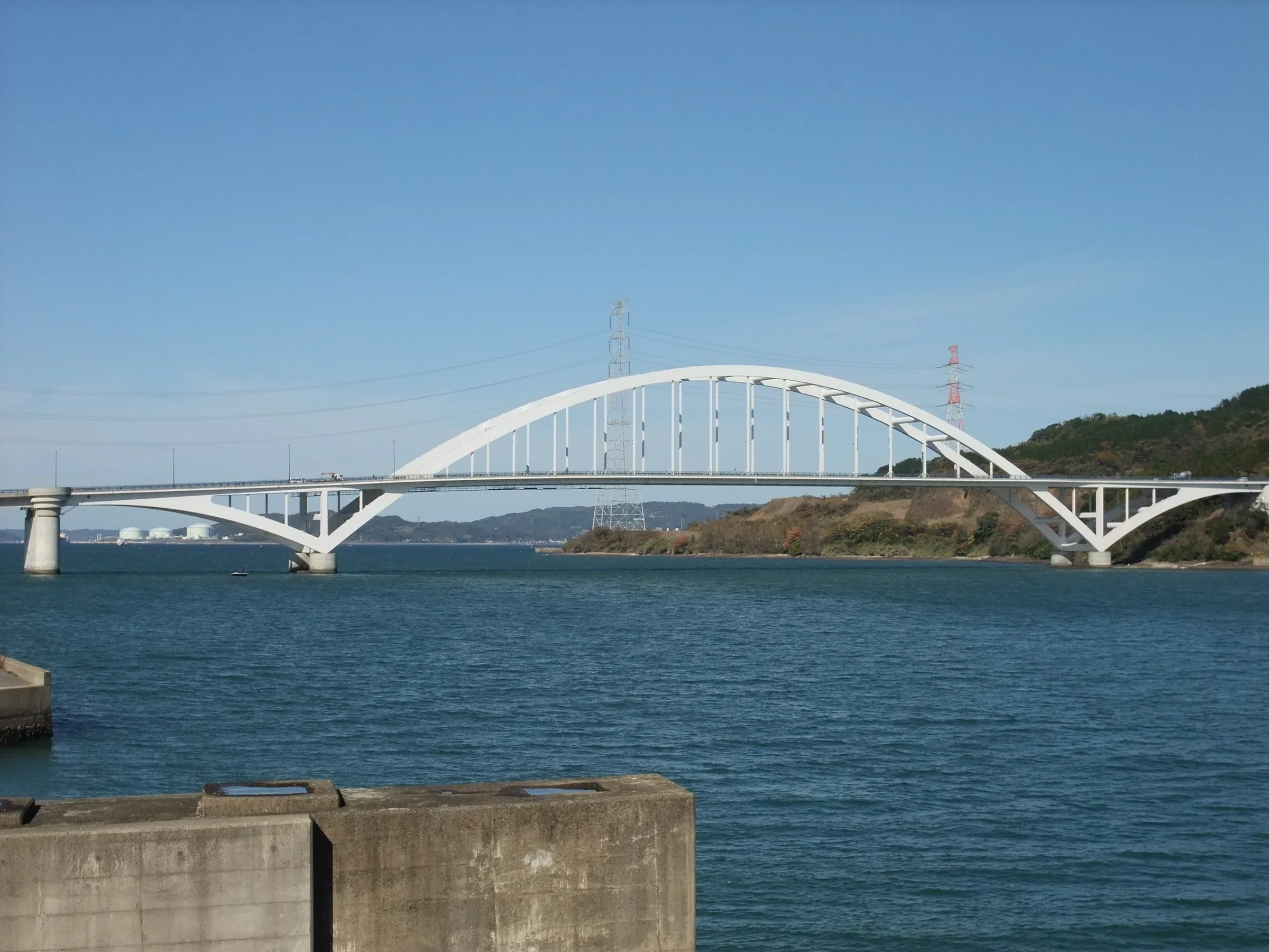 白色伊万里灣大橋橫跨海灣,遠處可見沿岸山坡