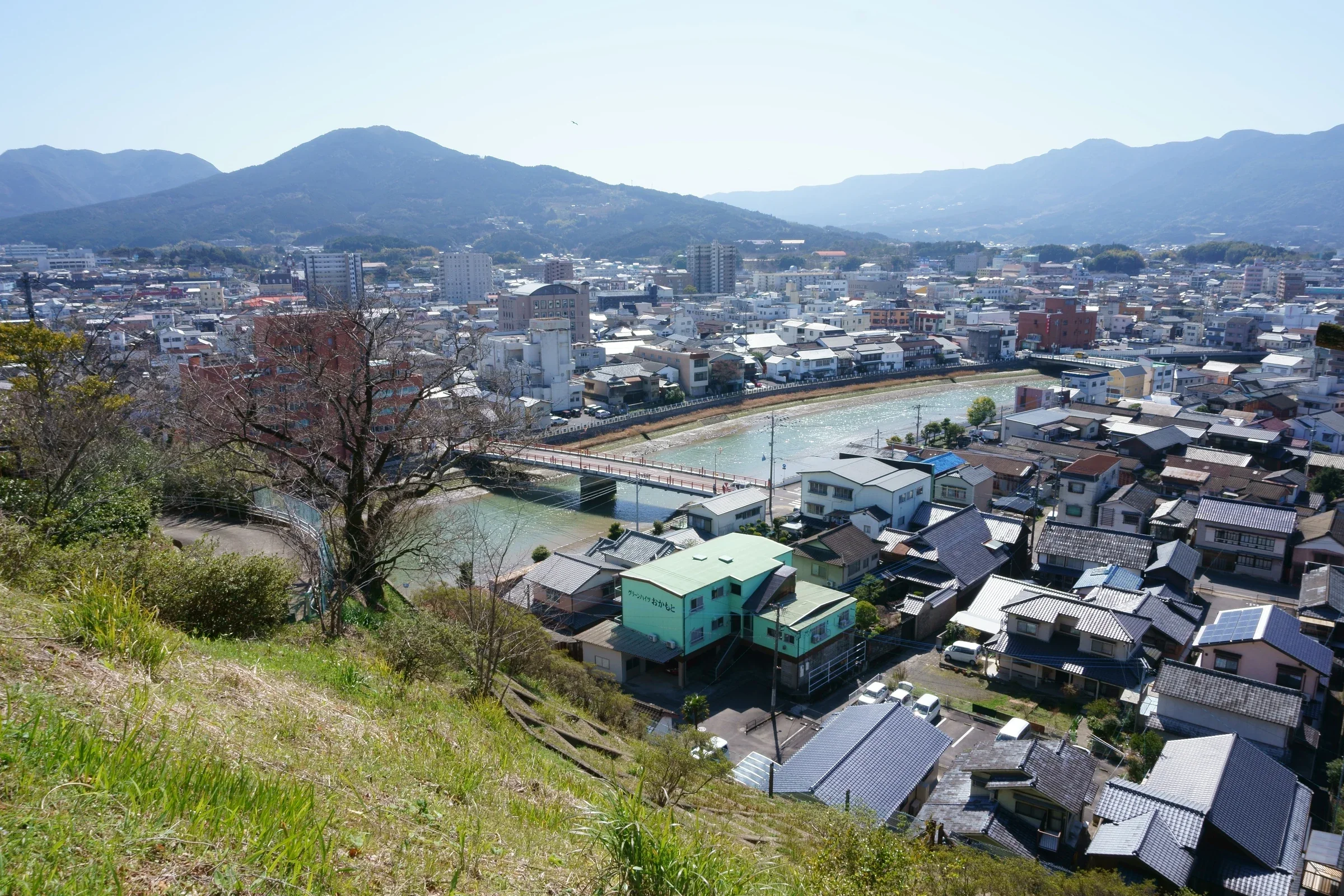 從城山公園俯瞰伊万里市街、伊万里川與周圍山巒