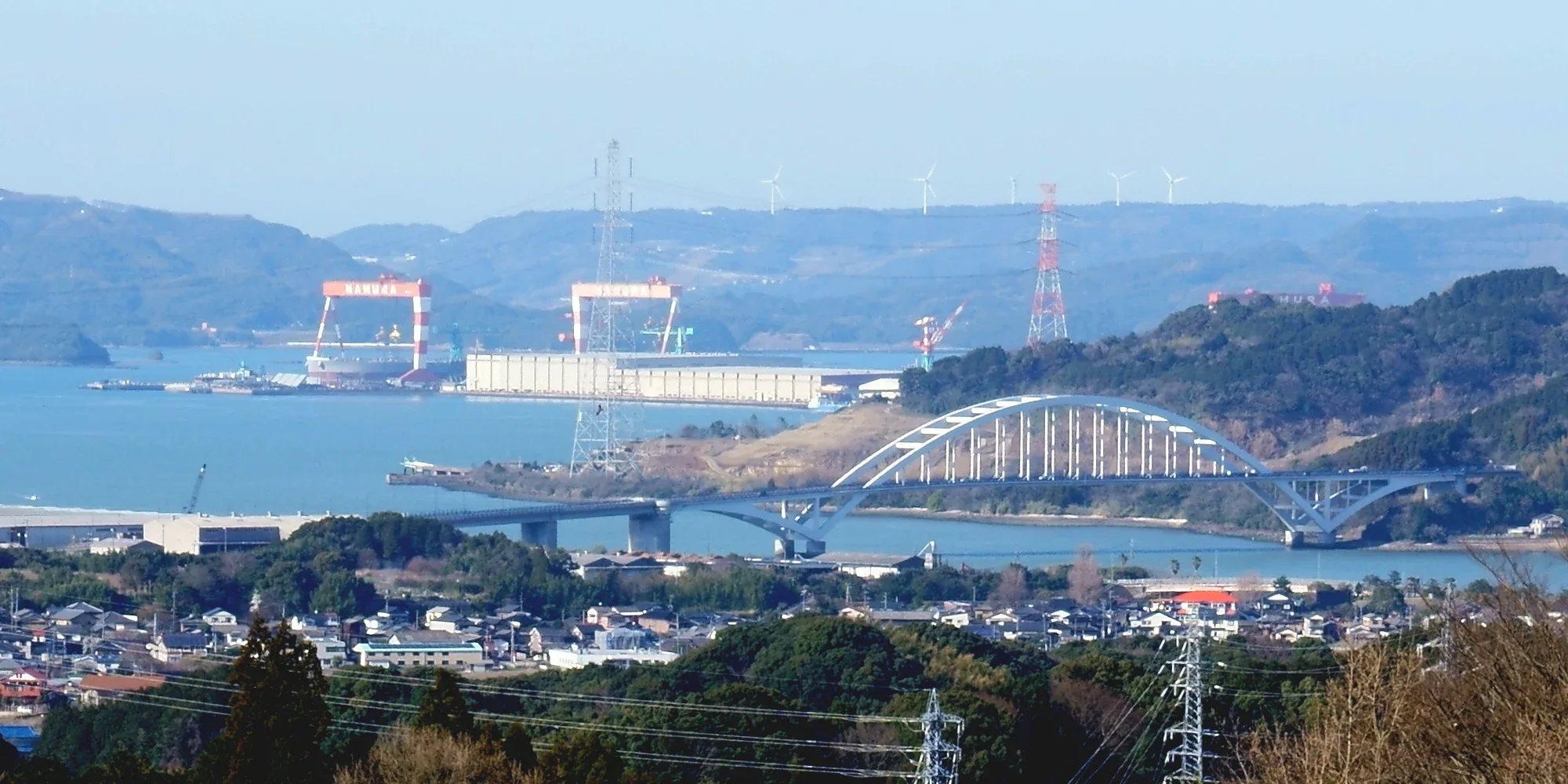 名村造船所伊万里事業所與伊万里灣大橋的遠景
