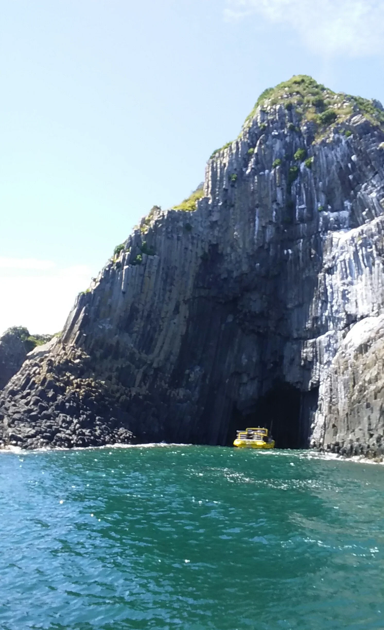 糸島芥屋大門玄武岩海蝕洞，遊覽船停在洞口前