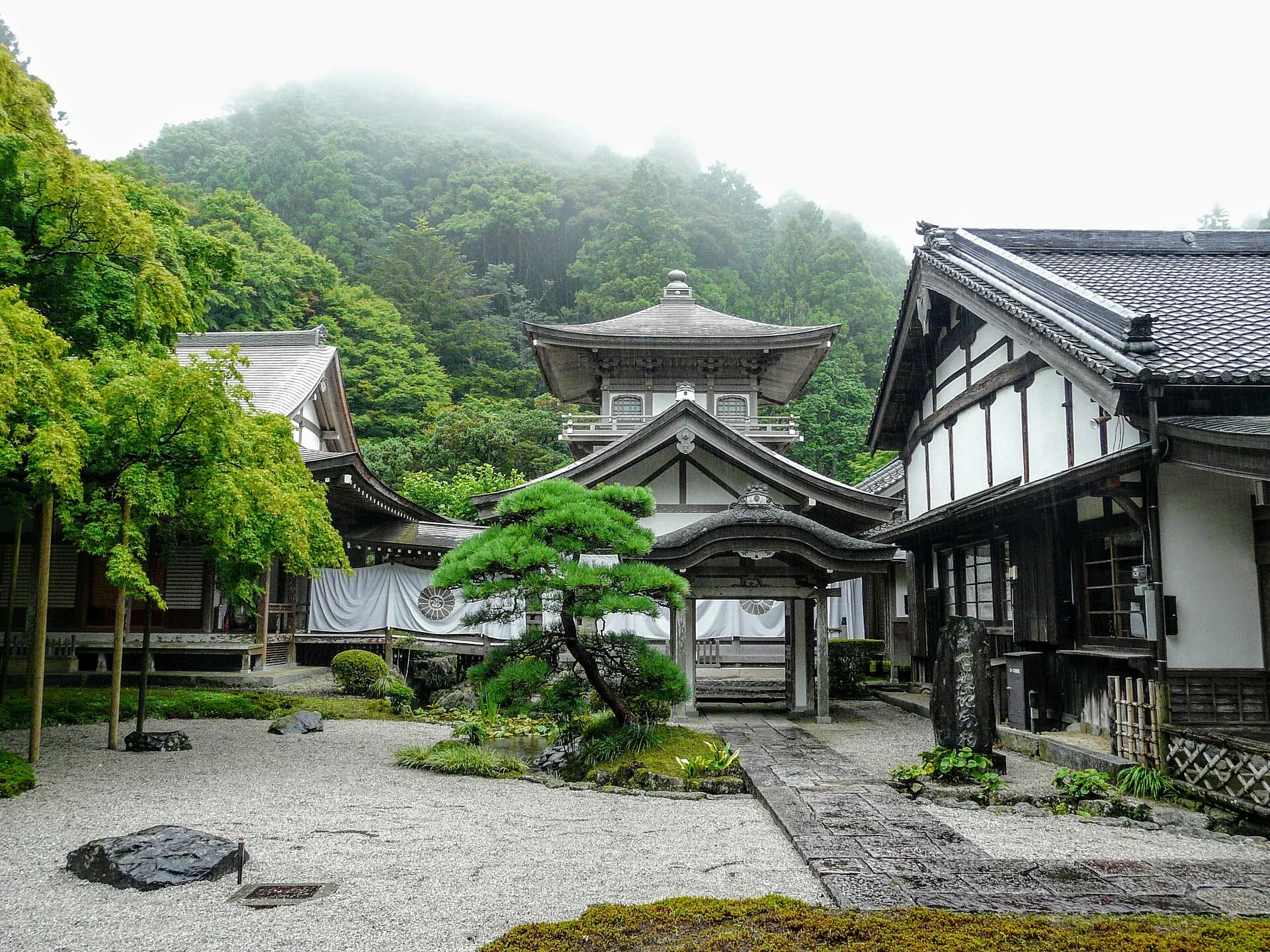 雷山千如寺境內的堂宇、庭園與山林