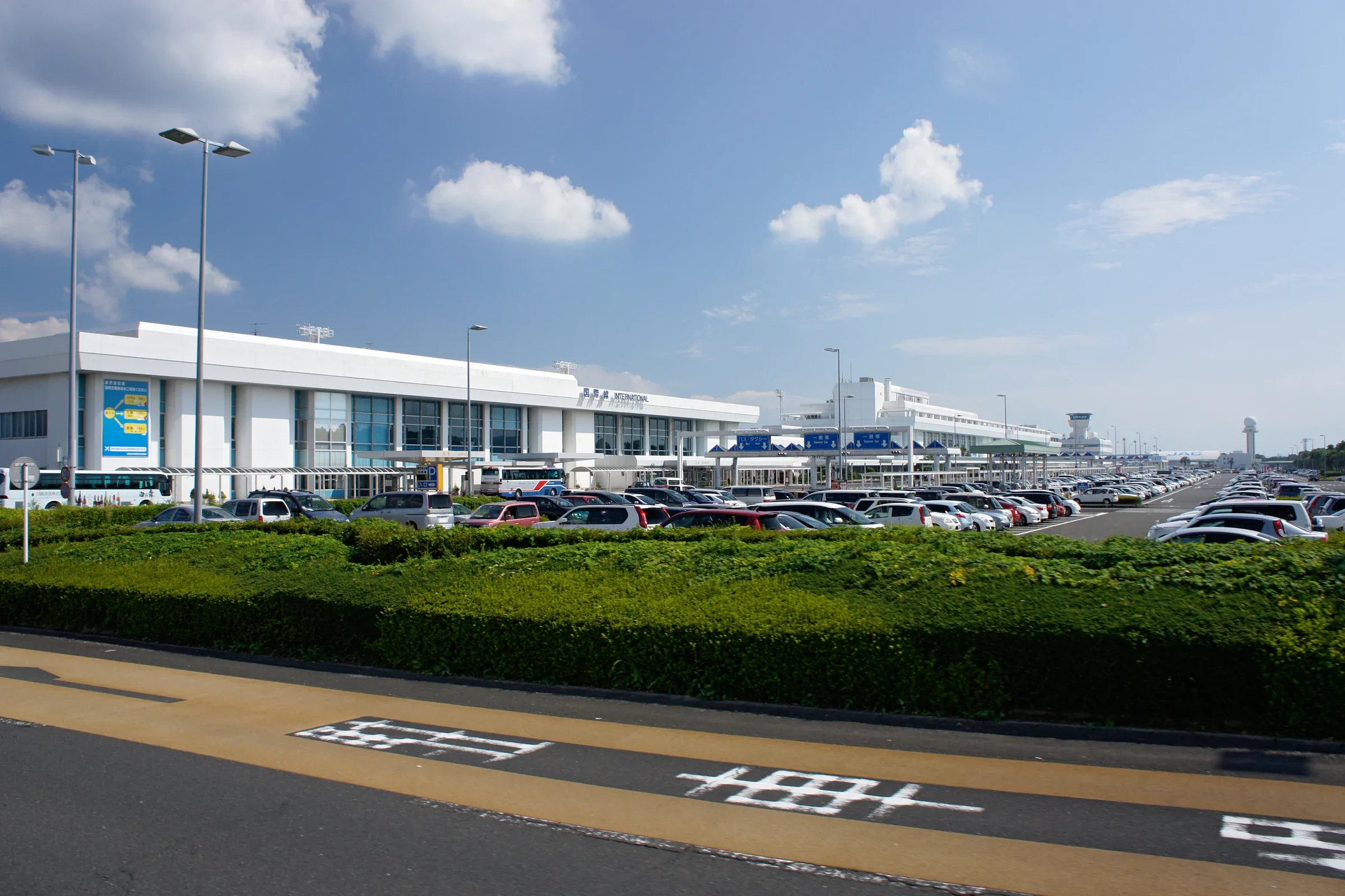 鹿兒島機場航廈外觀與前方道路