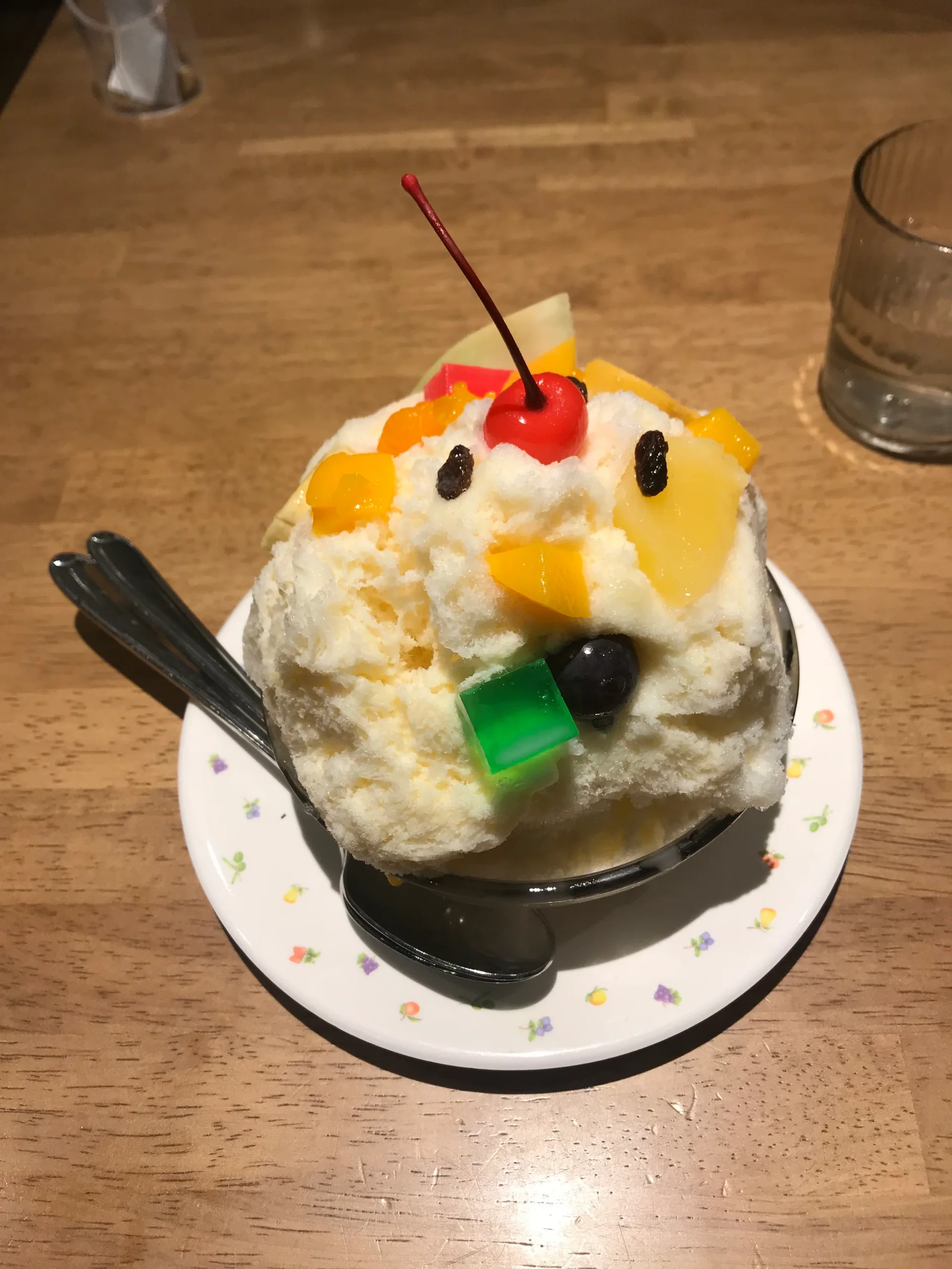 天文館むじゃき白熊刨冰配有彩色水果與寒天,排成白熊的臉
