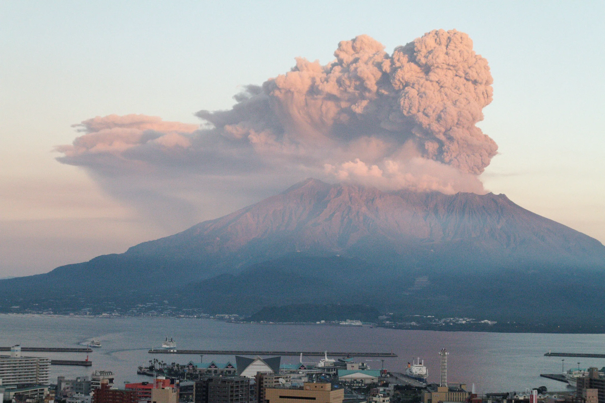 夕陽下的櫻島火山與錦江灣，從城山一帶遠望
