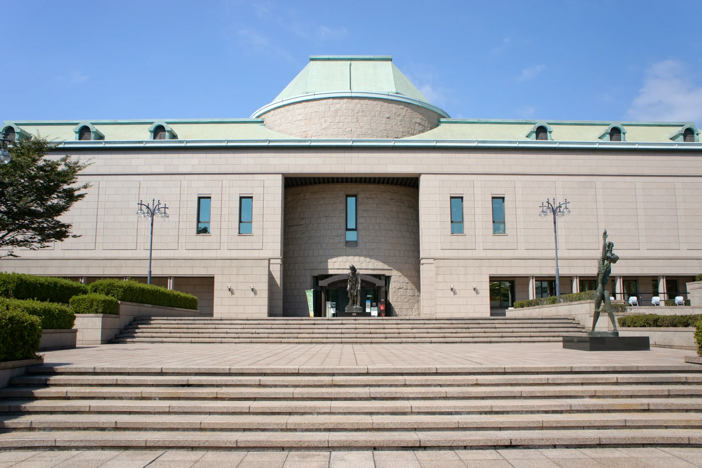 鹿兒島市立美術館正面入口與前方石階,晴天時庭前可見戶外雕塑