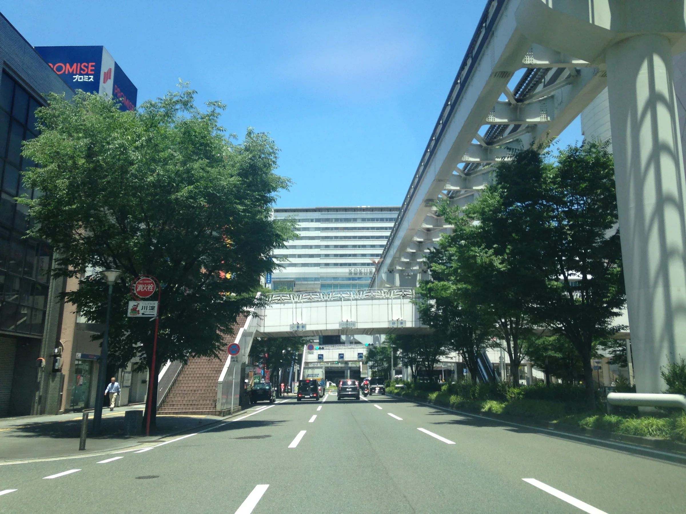 小倉站外的單軌電車軌道與車站周邊步道
