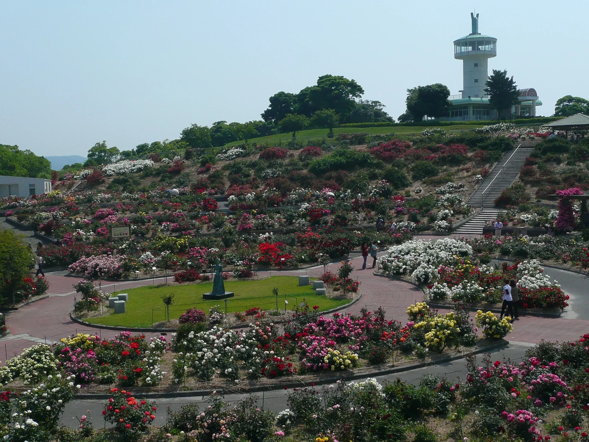 鹿屋玫瑰園花圃與園區展望塔