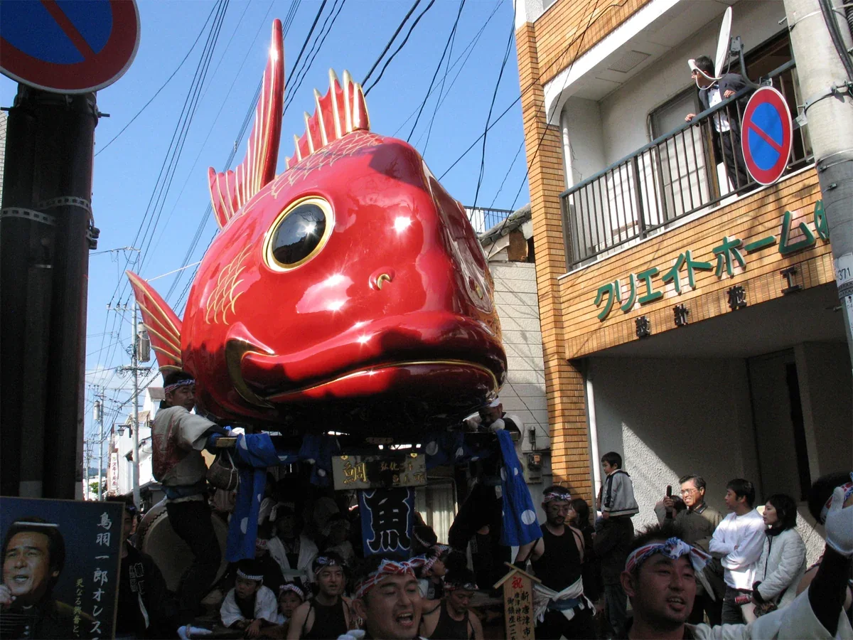 魚屋町第五台鯛魚曳山的紅色魚身、鱗片與尾鰭