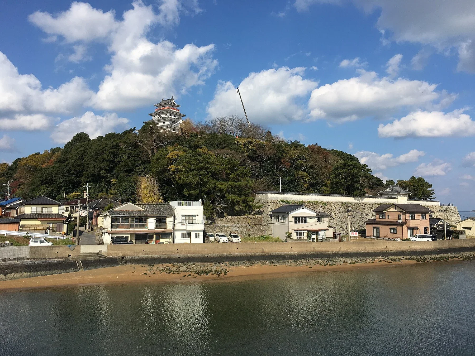 從松浦川岸望見唐津城天守、石牆與前景河面