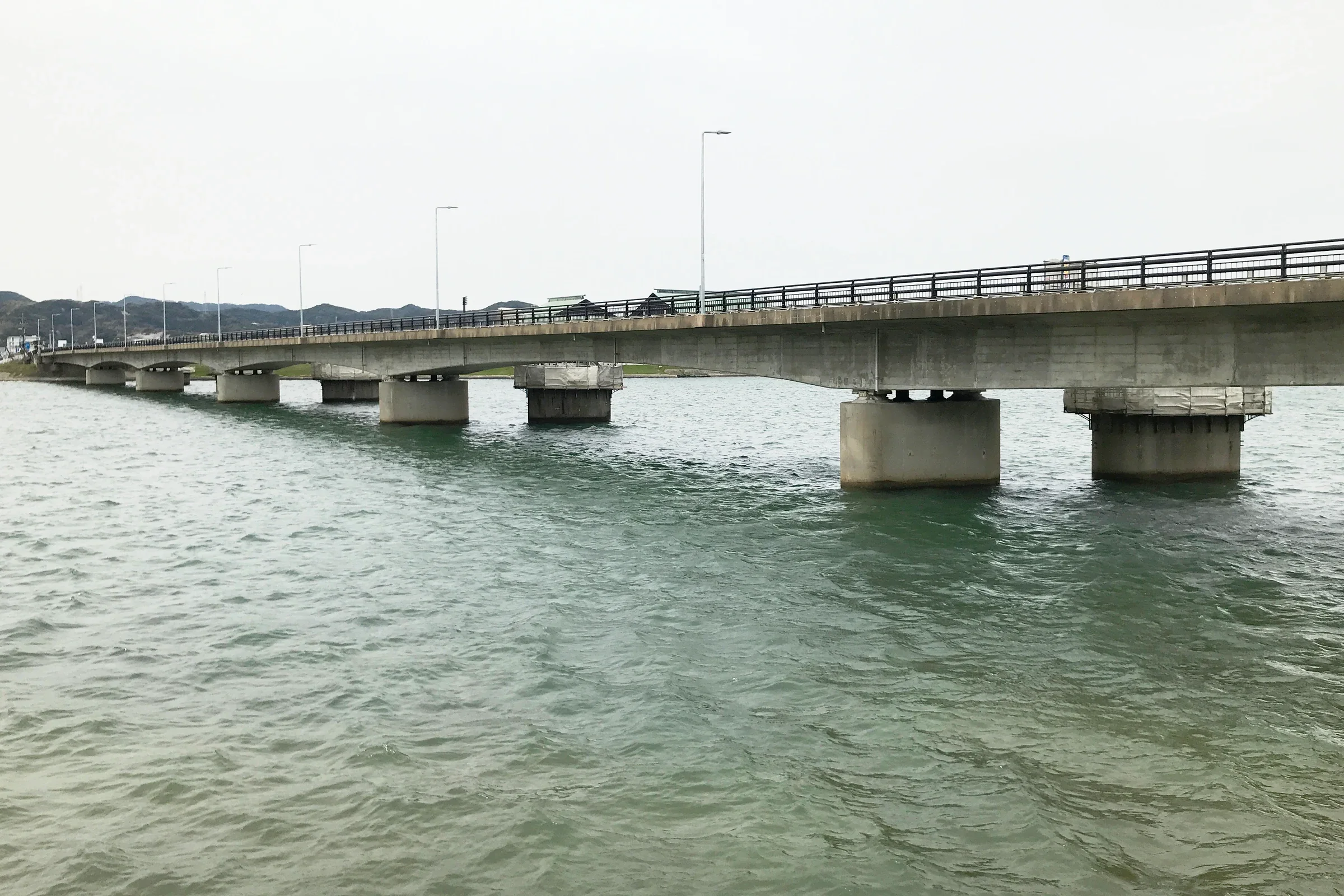 松浦川上方的唐津大橋，橋面跨過河道連接兩岸