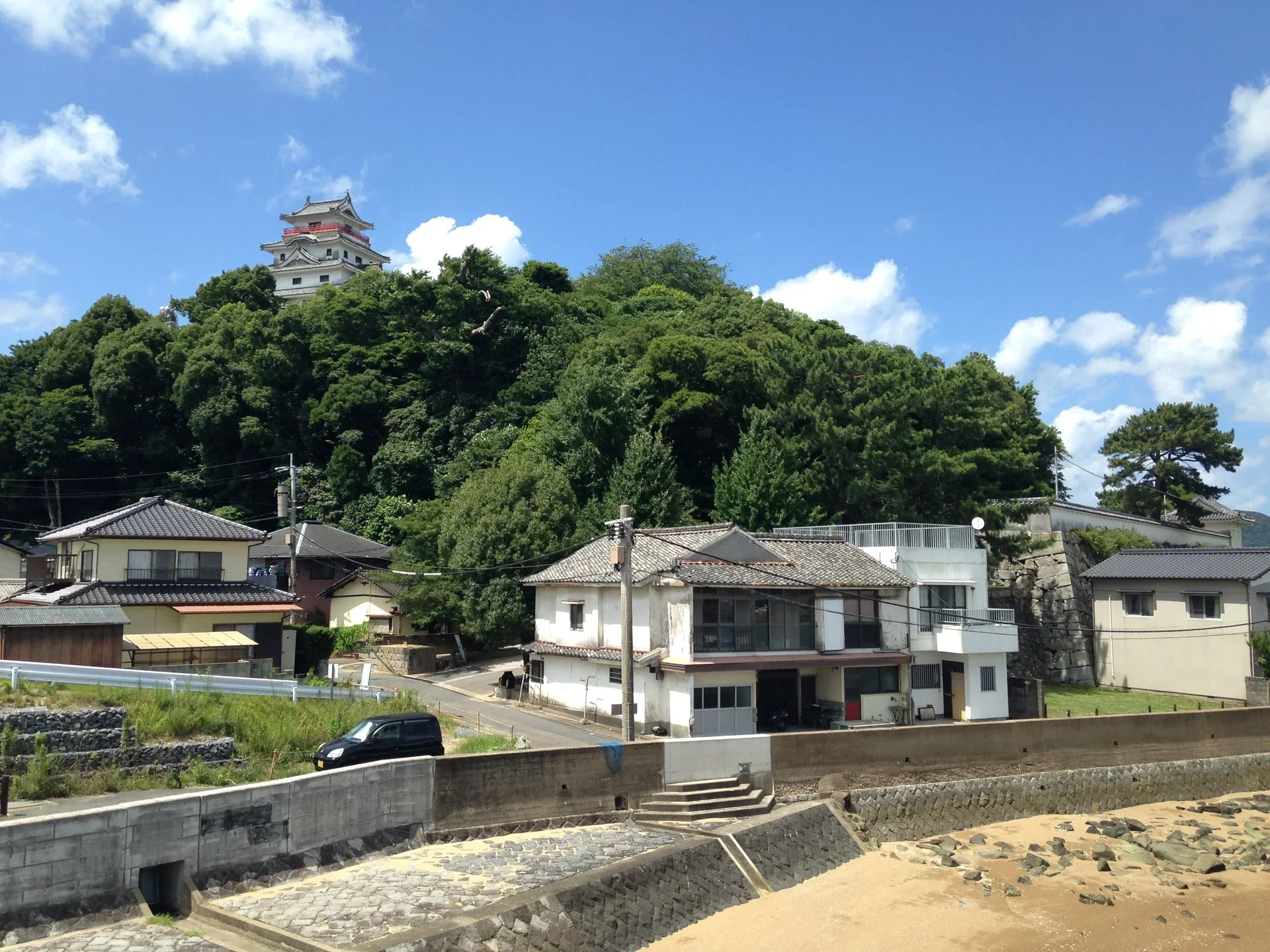 從舞鶴橋側眺望唐津城天守與松浦川