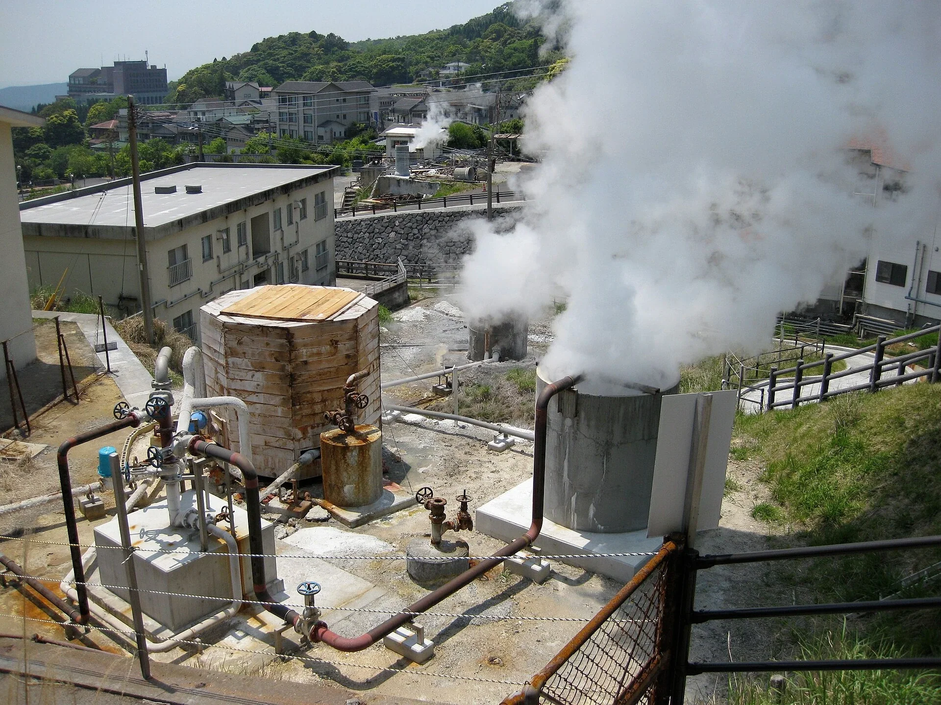 霧島溫泉源泉區的蒸氣與管道