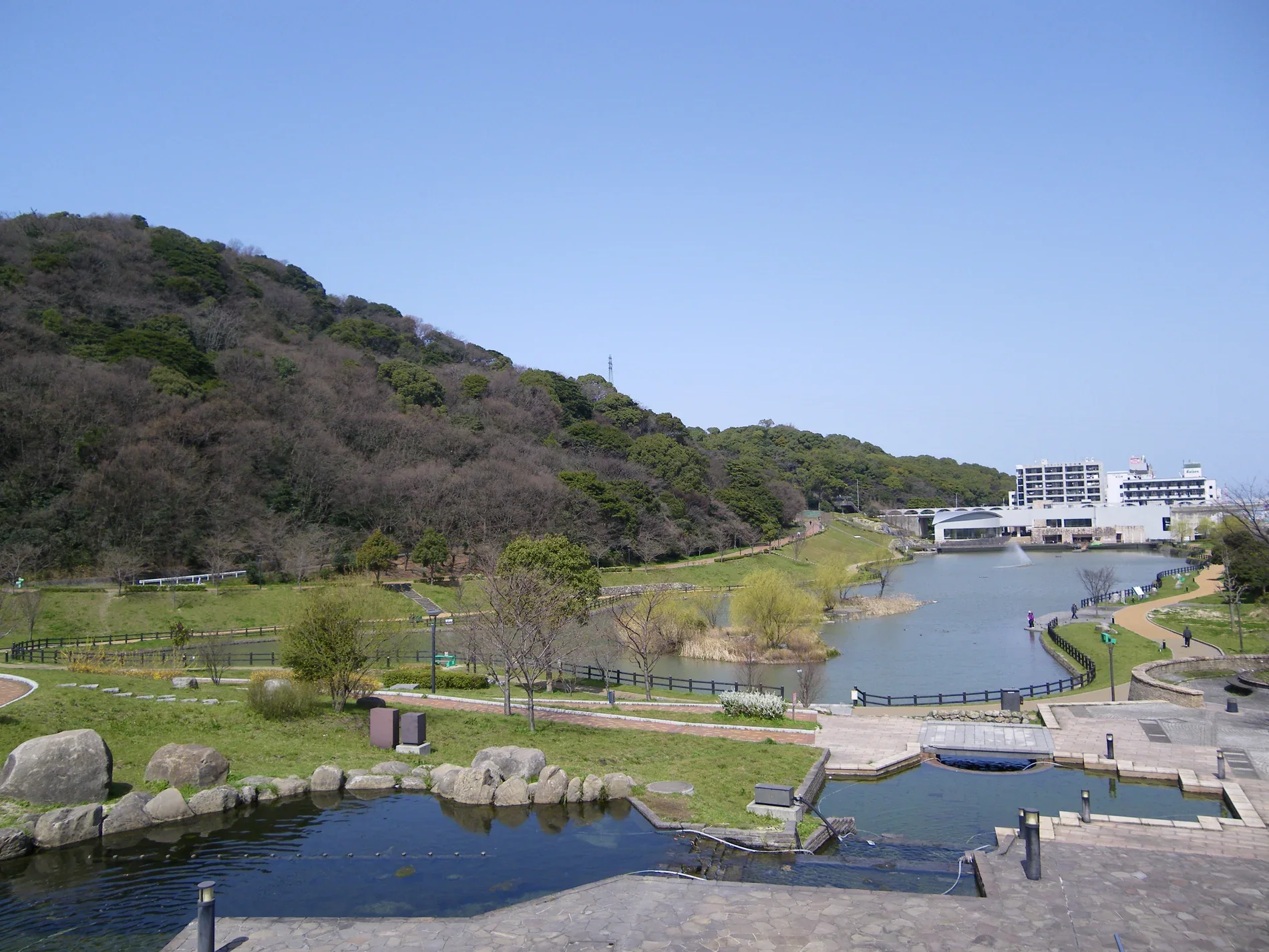 北九州中央公園金比羅池周邊的舊景觀資料照,畫面沒有粉紅門,不能代表目前設施狀態