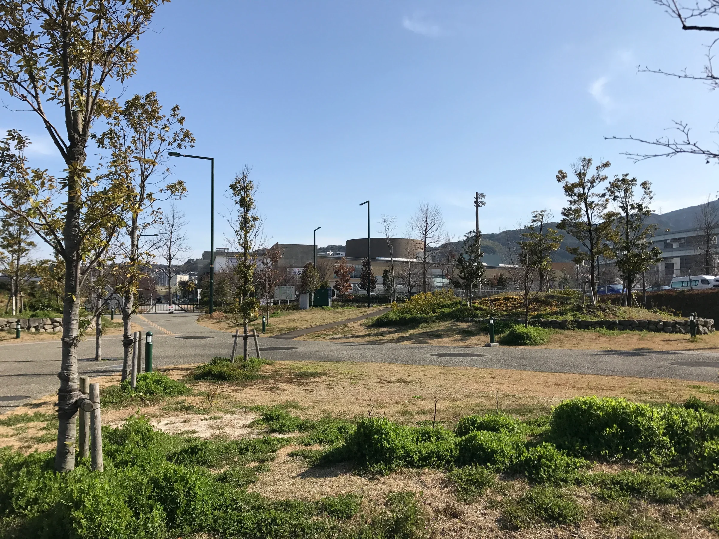 從太空世界站方向步行接近北九州市立自然史・歷史博物館,前方是東田綠地步道與館舍