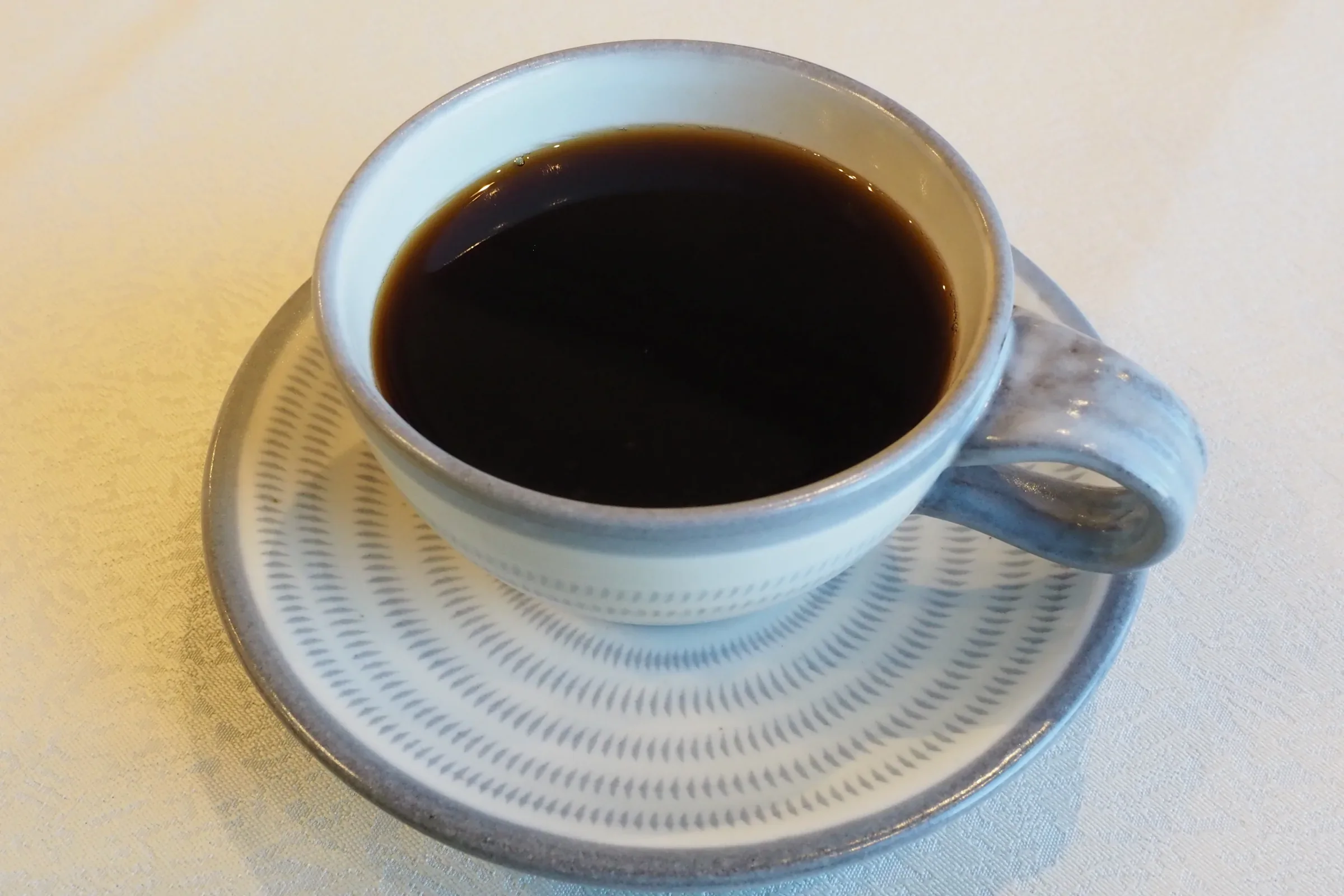 小石原燒上鶴窯咖啡杯與碟,杯身和碟面有規律的刻紋