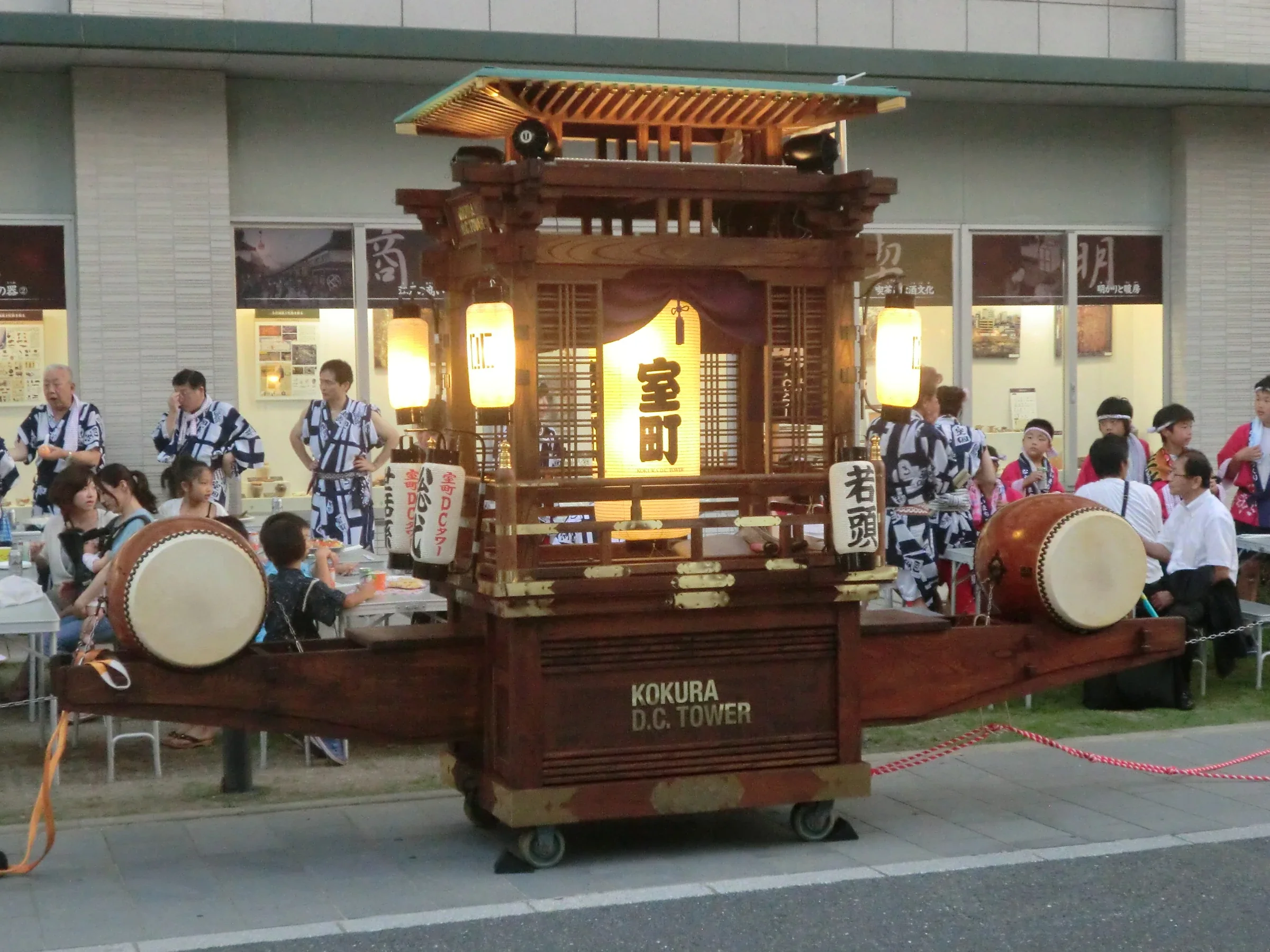 小倉祇園太鼓町內山車正面，前方和後方各安裝一面大鼓