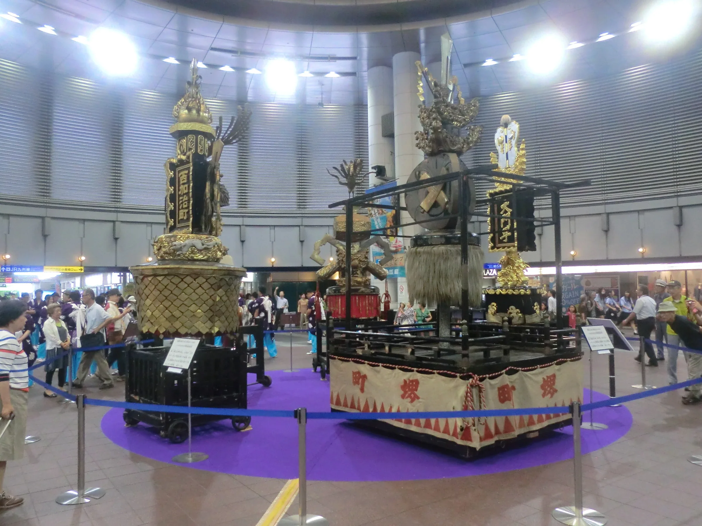 2008 年的小倉祇園祭山車在室內展示,木雕、垂布和金色裝飾清楚可見