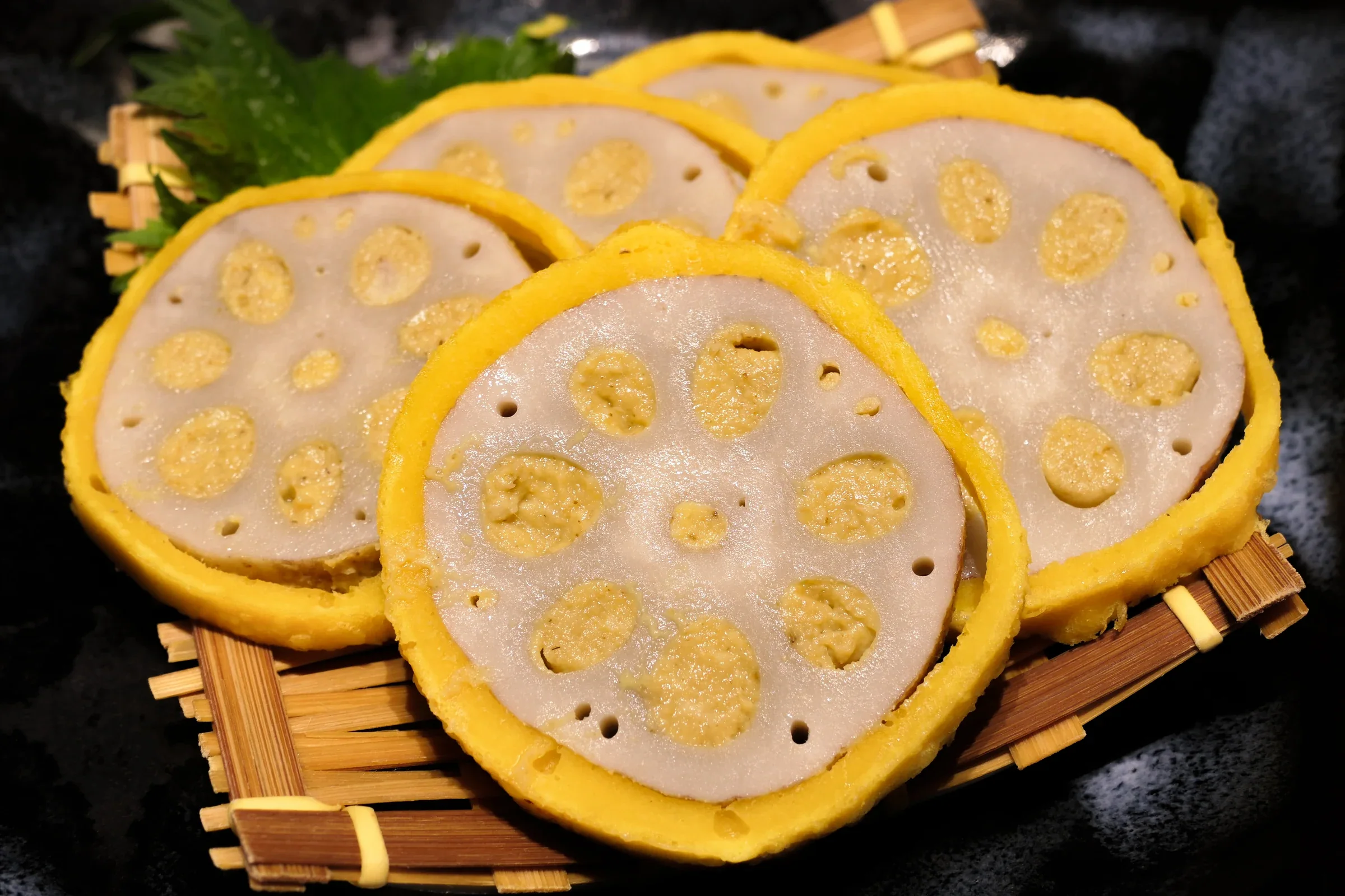 填入辛子味噌並以黃色麵衣炸過的辛子蓮根切片
