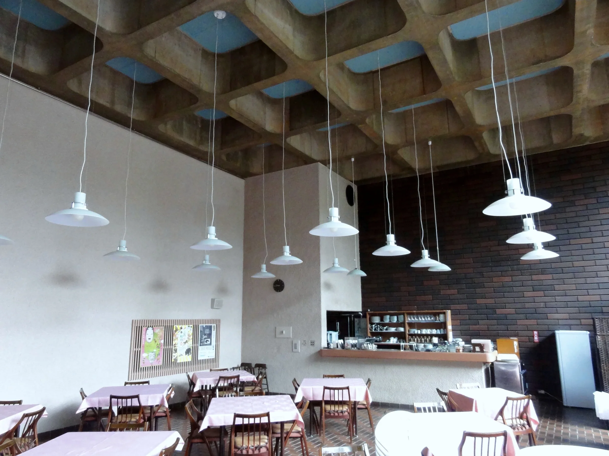 熊本縣立美術館本館咖啡室座位與窗景