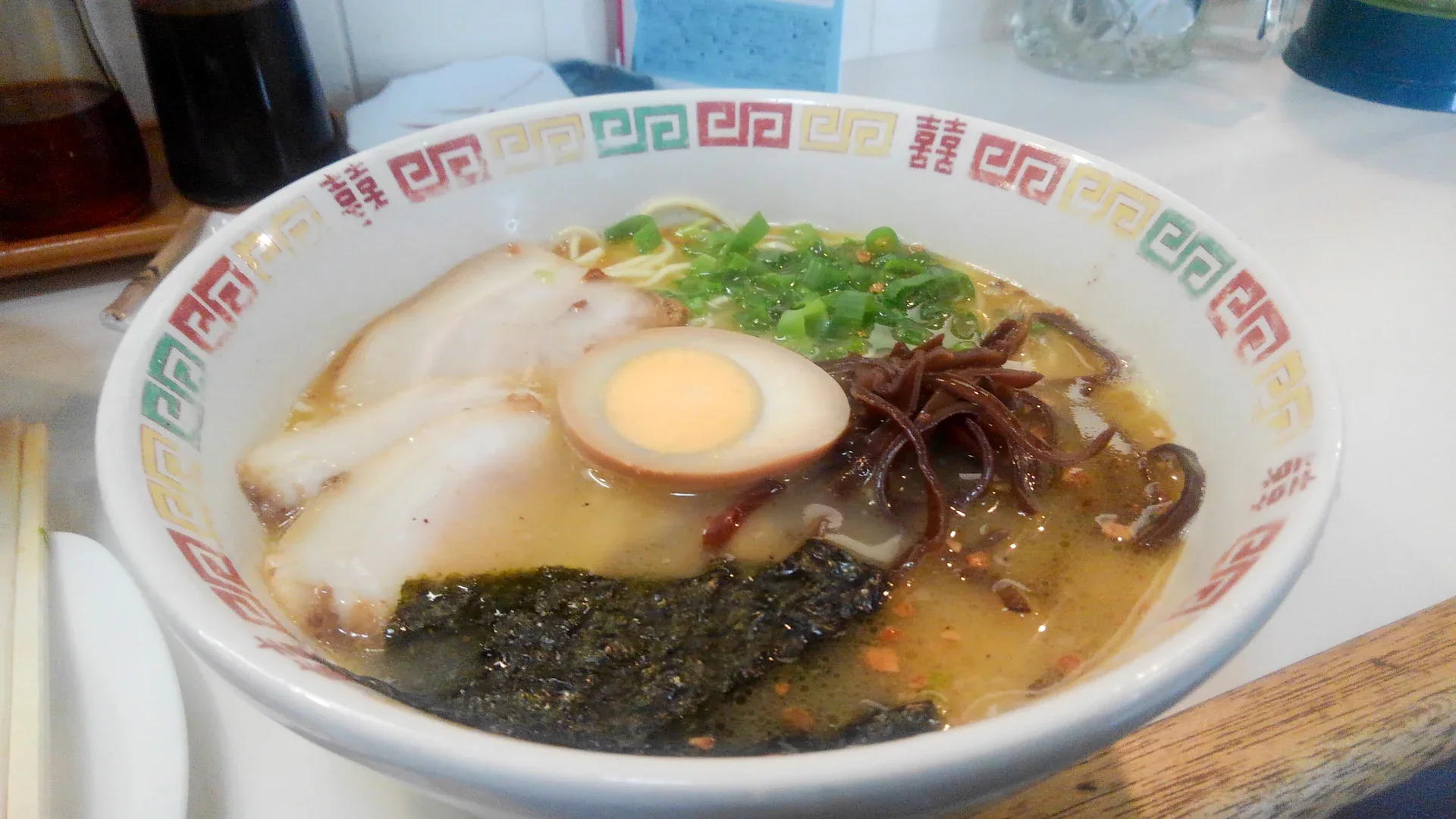熊本縣八代市拍攝的熊本拉麵，配味玉、木耳、叉燒、蔥花與海苔