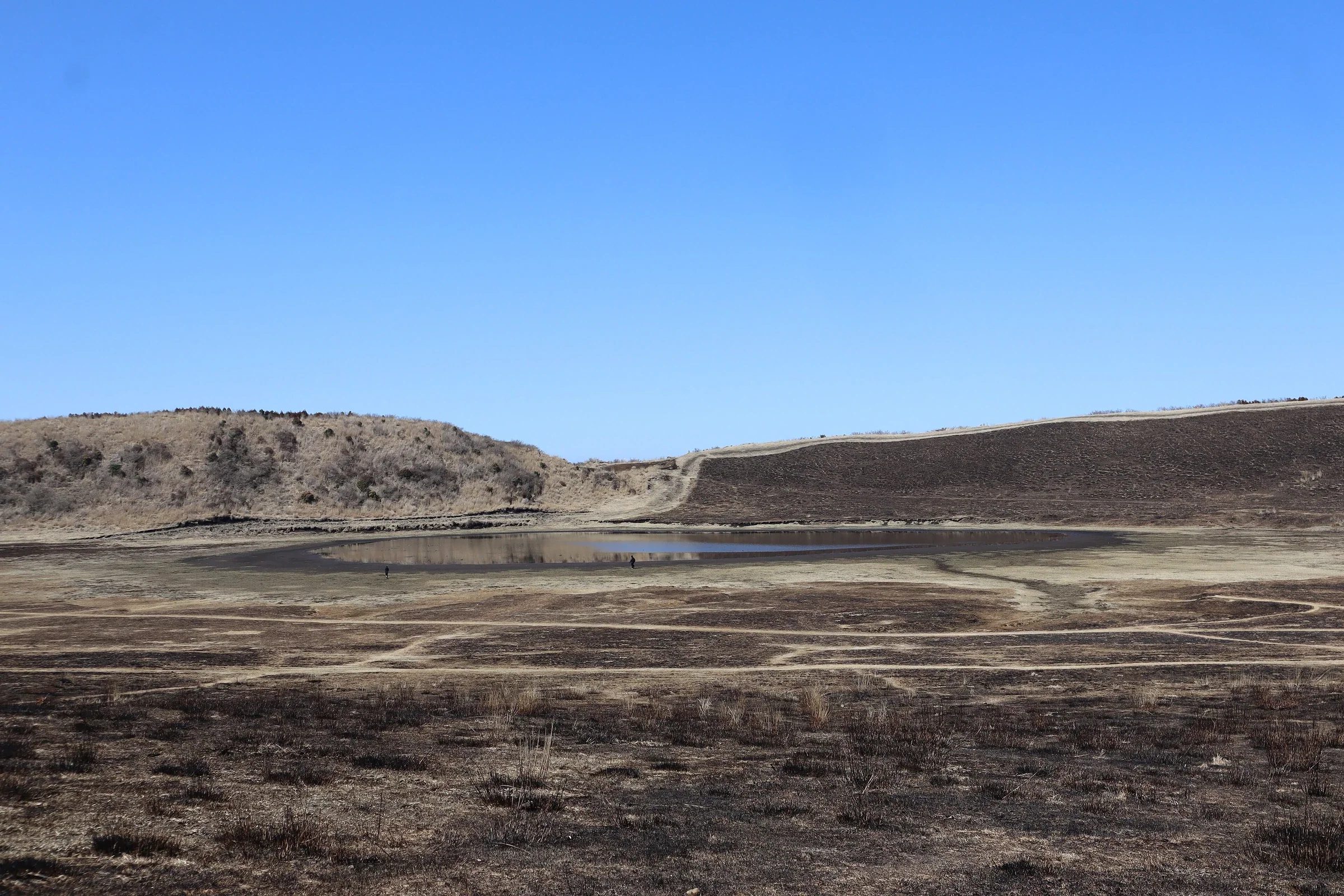草千里池塘與草原山坡，2024 年 3 月實景