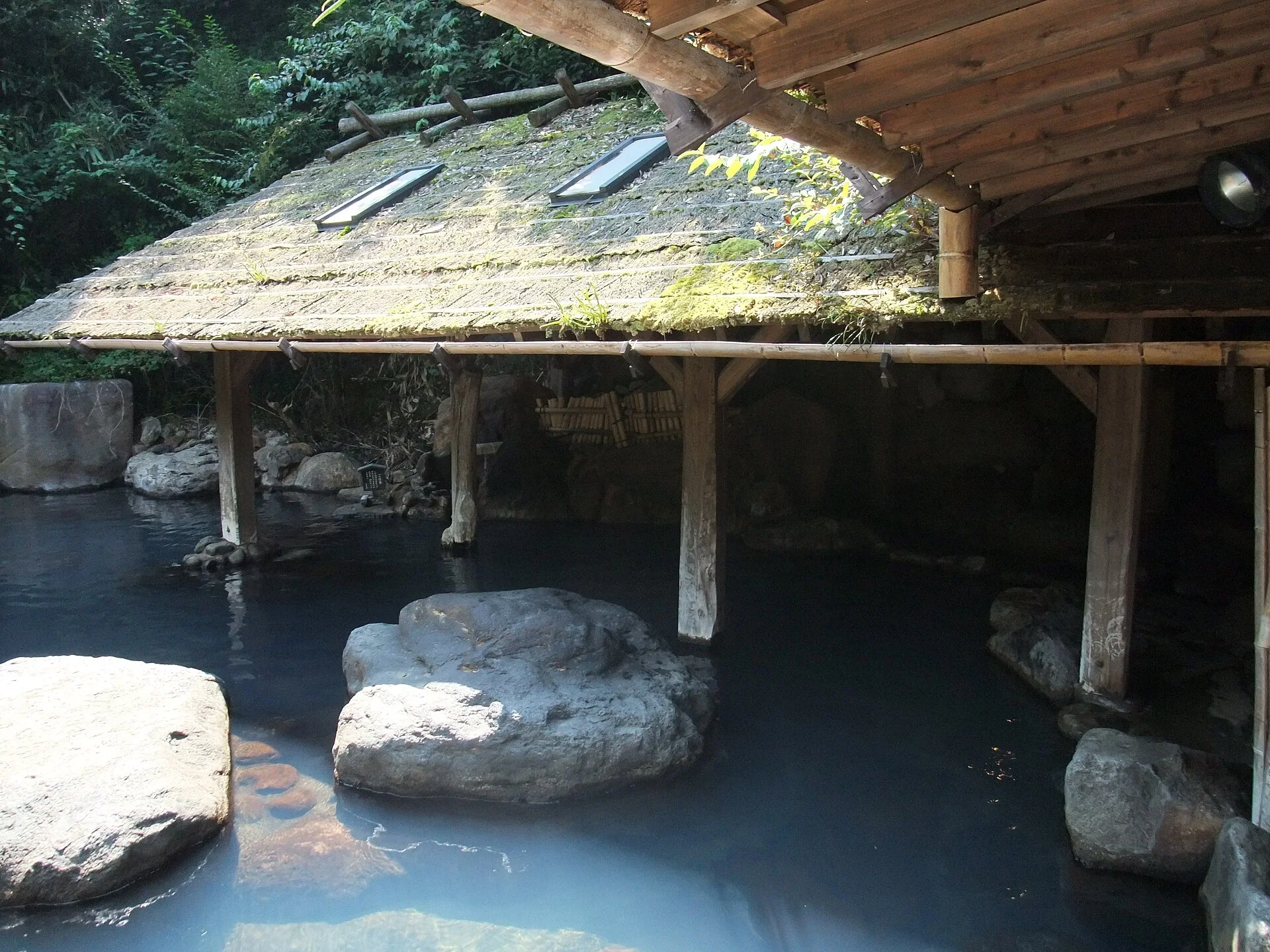 黑川溫泉區露天浴池與岩石池畔