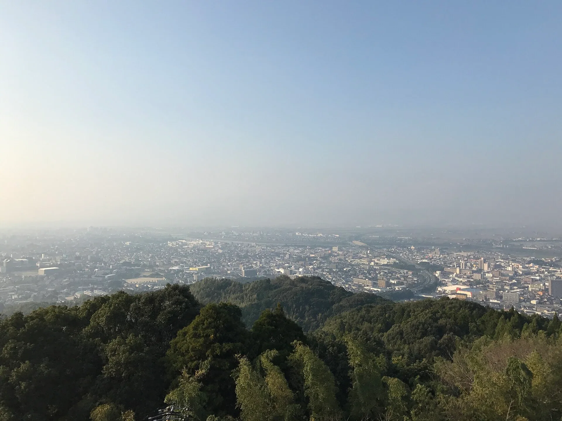 由高良大社本殿附近俯瞰久留米市街與山景