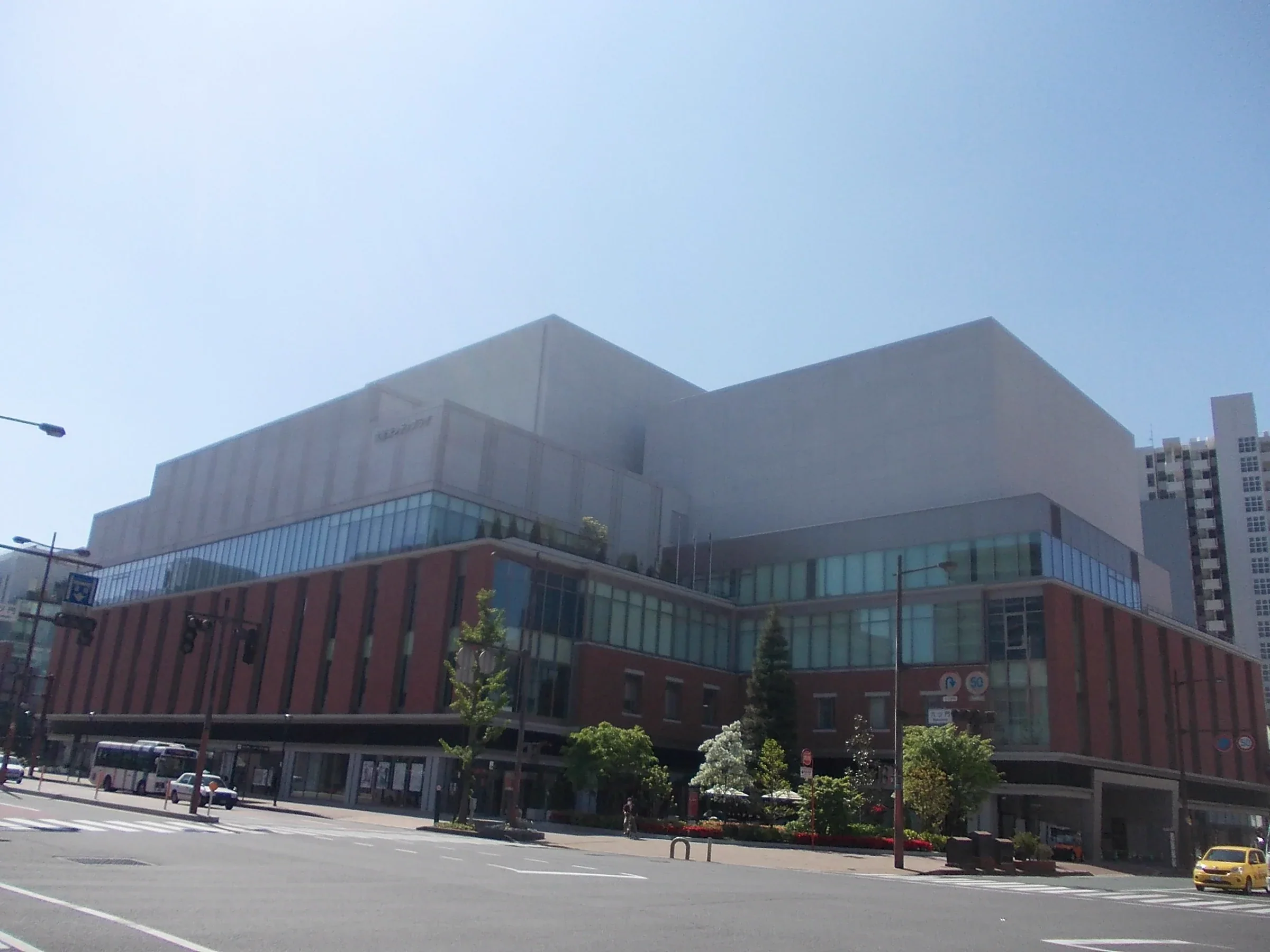 久留米 City Plaza 外觀，低樓層紅磚立面與上方玻璃窗面向市區道路