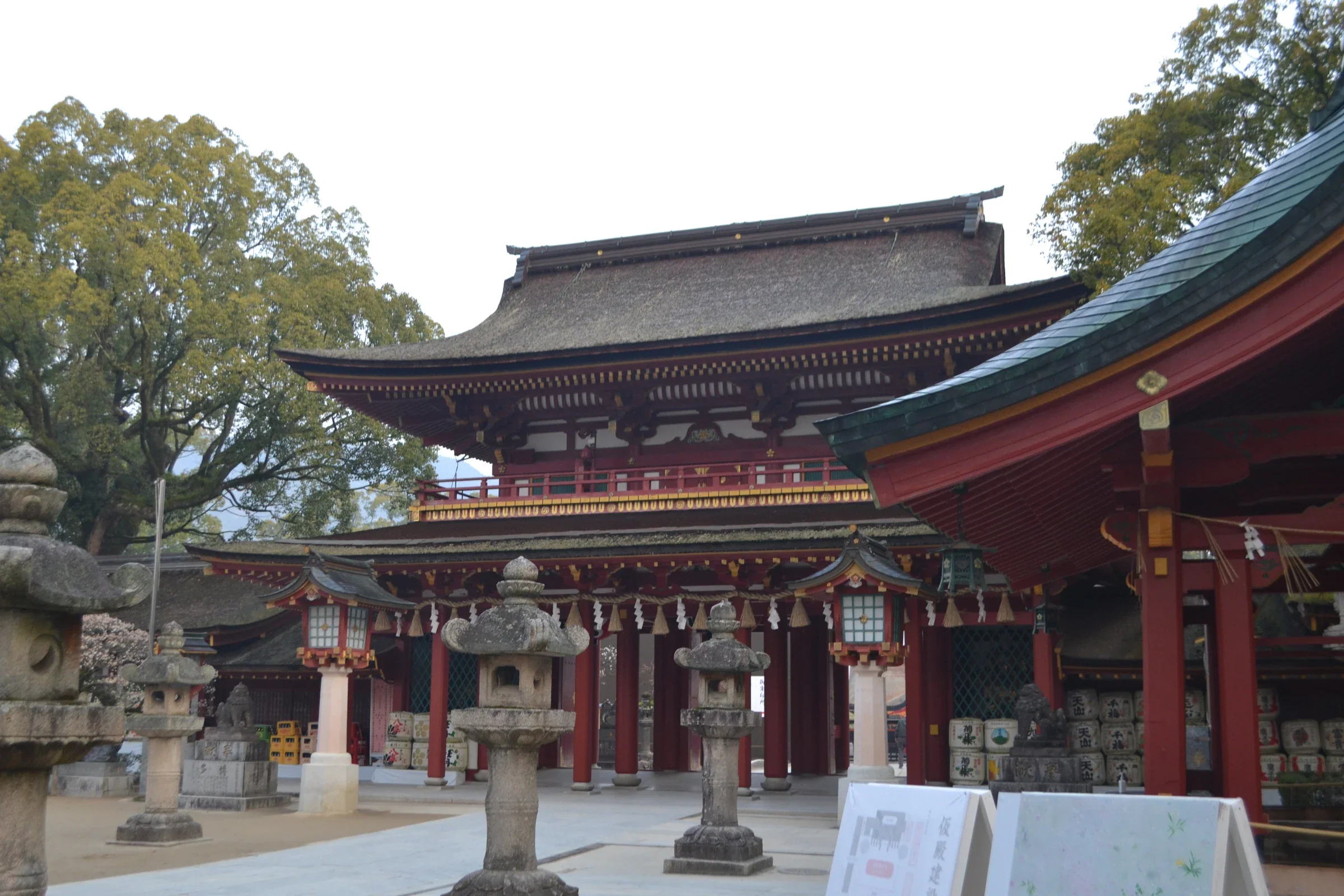 太宰府天滿宮朱紅色樓門和境內燈籠
