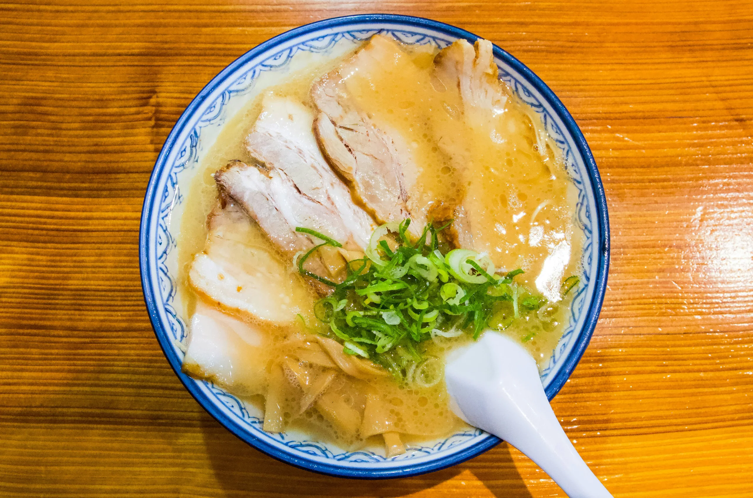 福岡博多豚骨拉麵,湯面放有叉燒、木耳和蔥花