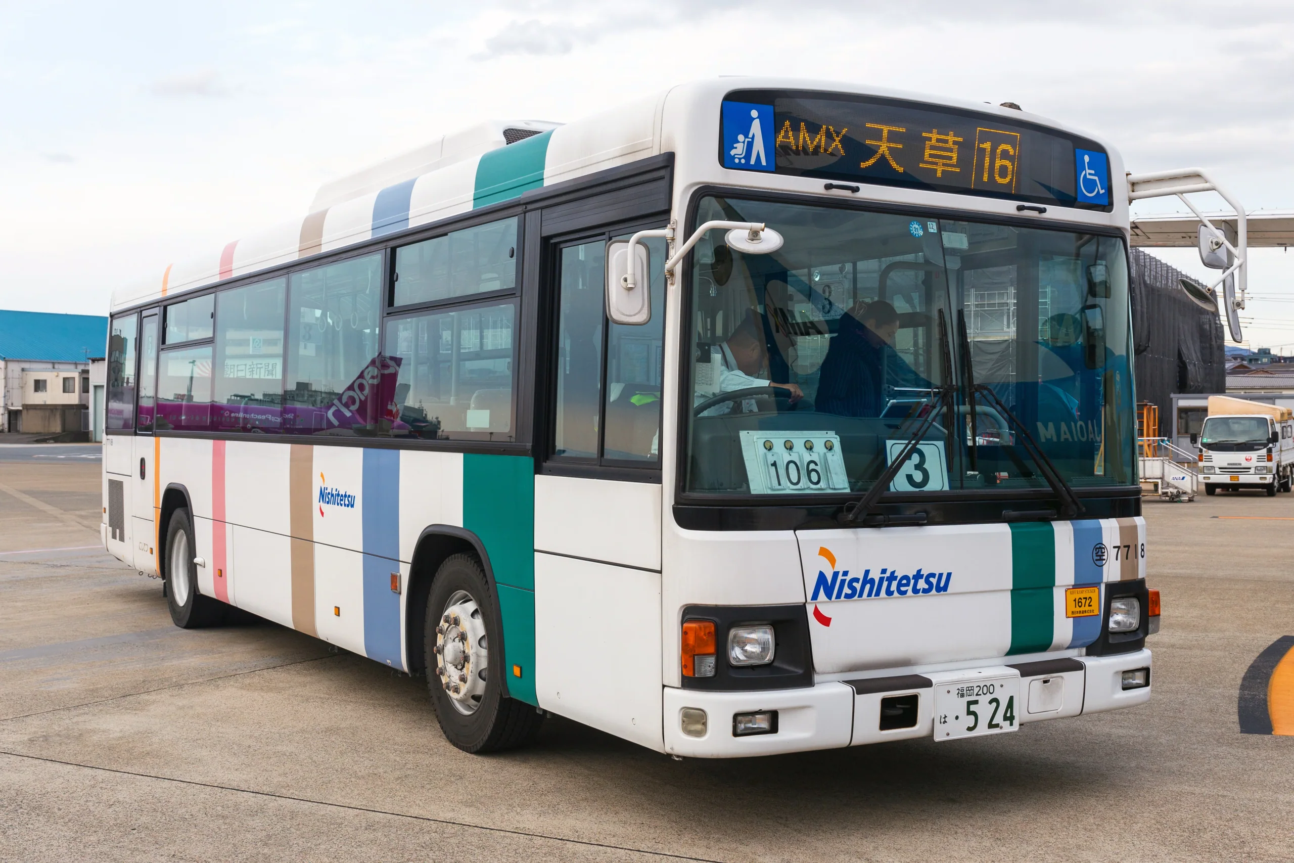 西鐵巴士停靠福岡機場,車身與機場航廈同框