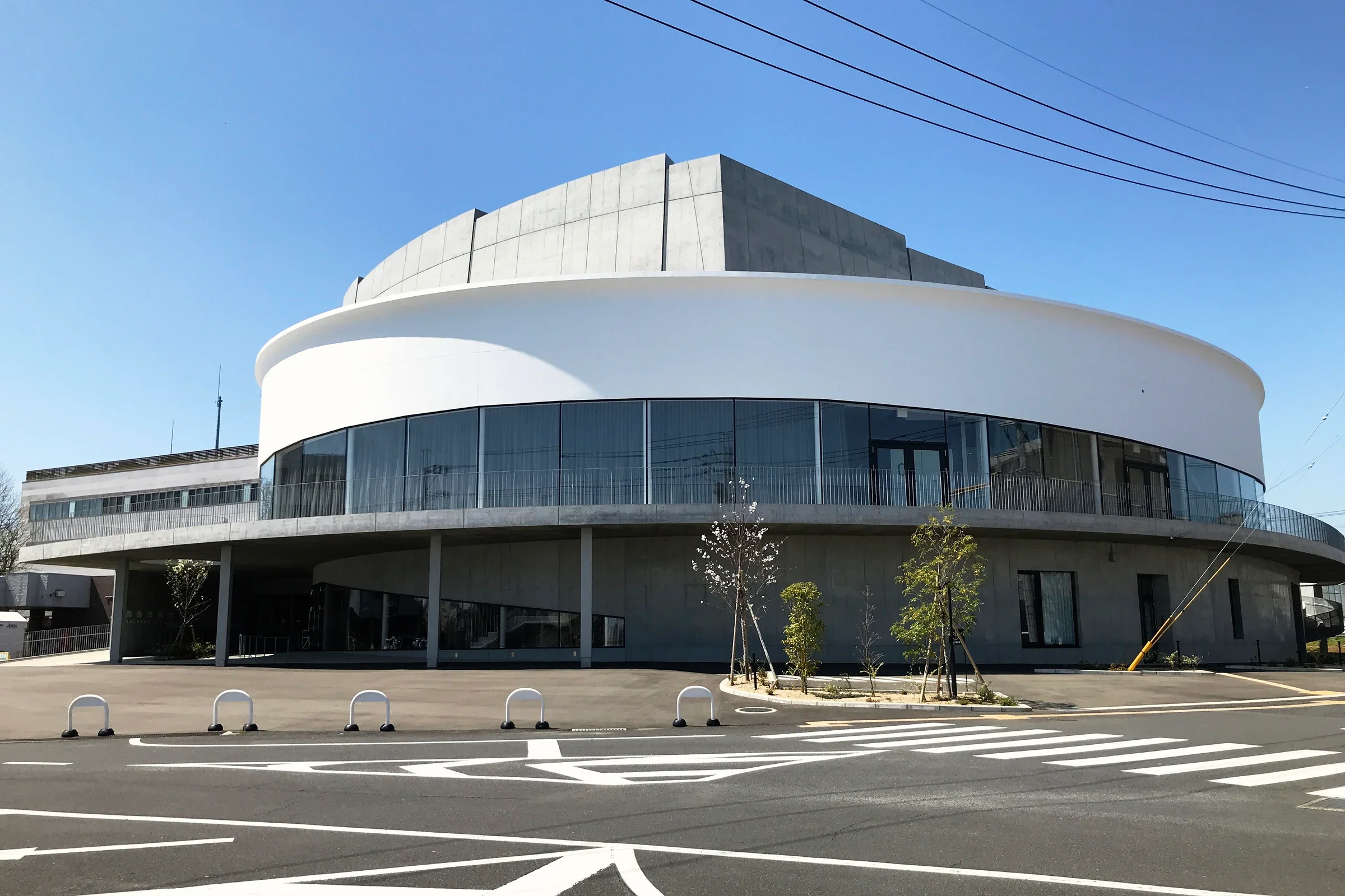 佐賀縣鹿島市民文化會館SAKURAS圓弧外牆與入口廣場,為九州地區民俗藝能大會舉辦場地