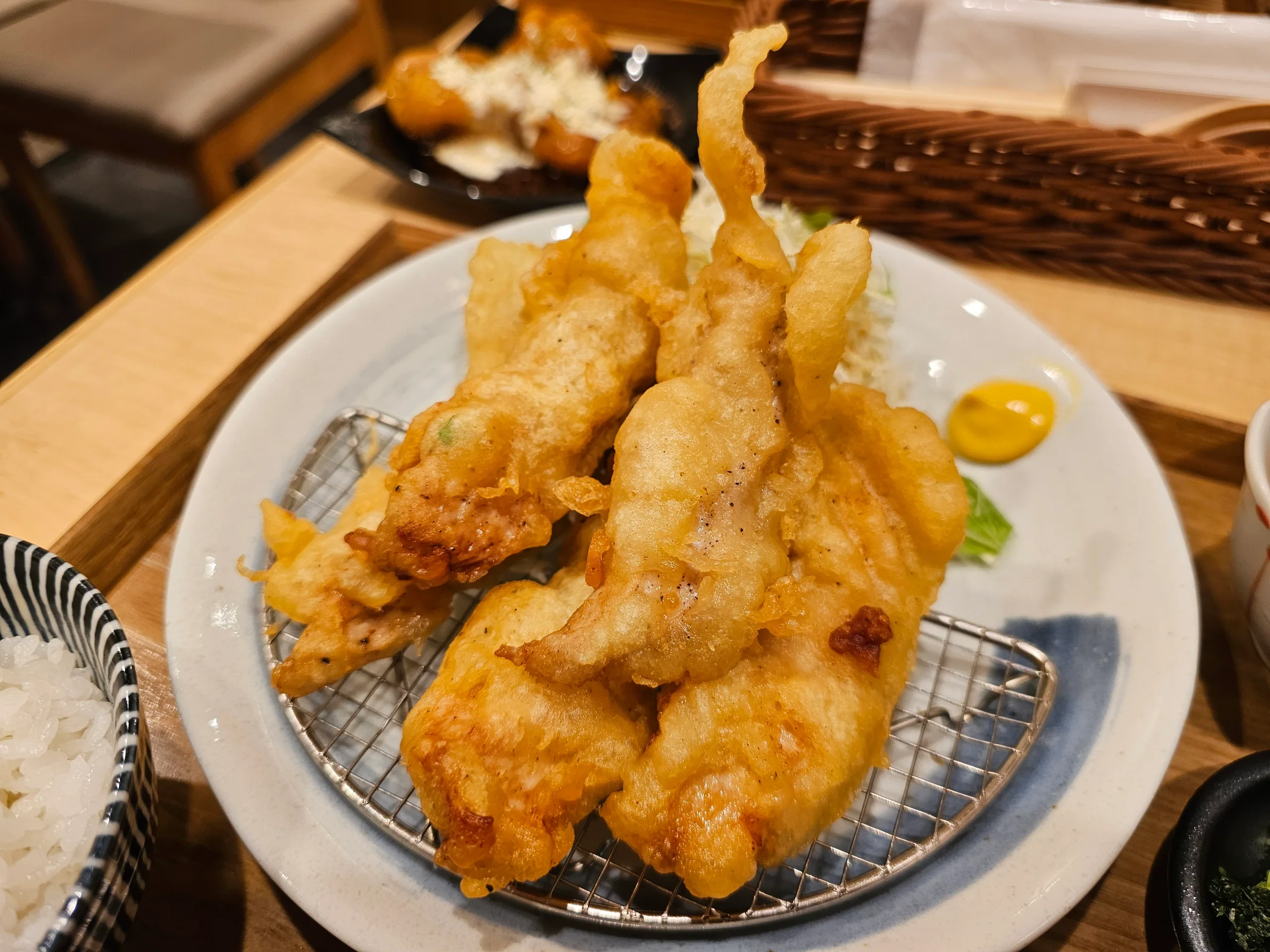 大分縣鄉土料理雞天，炸雞塊盛在白盤上