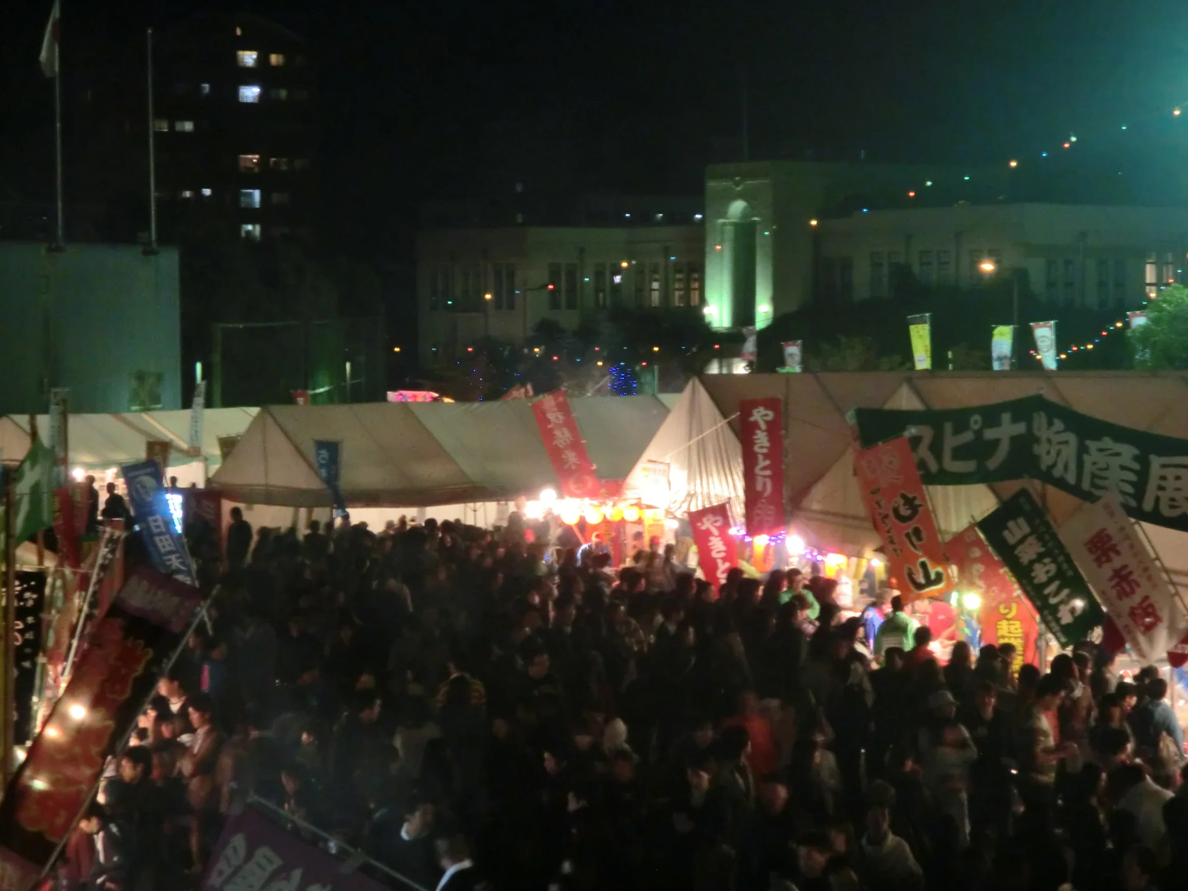 2008 年起業祭的物產展帳篷與夜間燈光,攤位和人流延伸在八幡街區