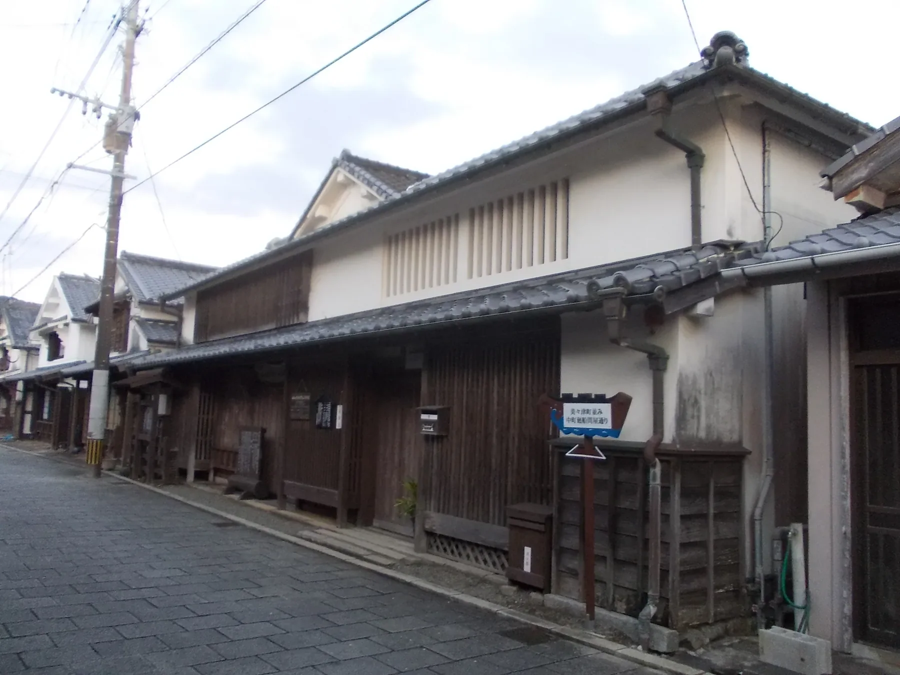 日向市歷史民俗資料館的木造町家外觀，館舍為美々津舊廻船問屋河內屋復原建築