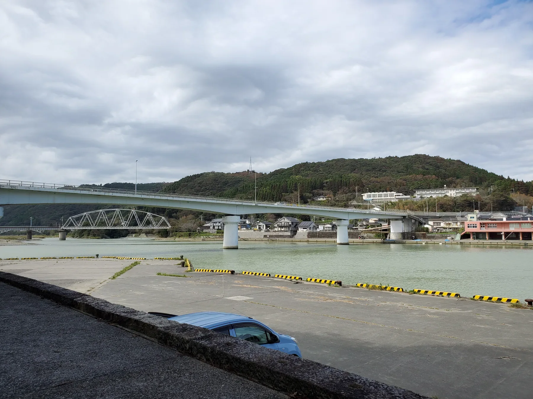 耳川出海口與美々津港，河面、港口及跨河橋梁呈現河口聚落與海岸的相接位置
