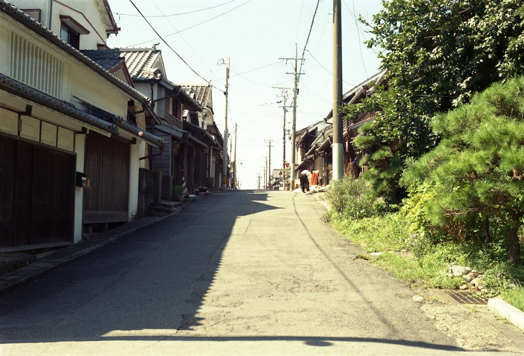 美々津老街的傳統木造町家沿著窄街相連,路面延伸至街區深處