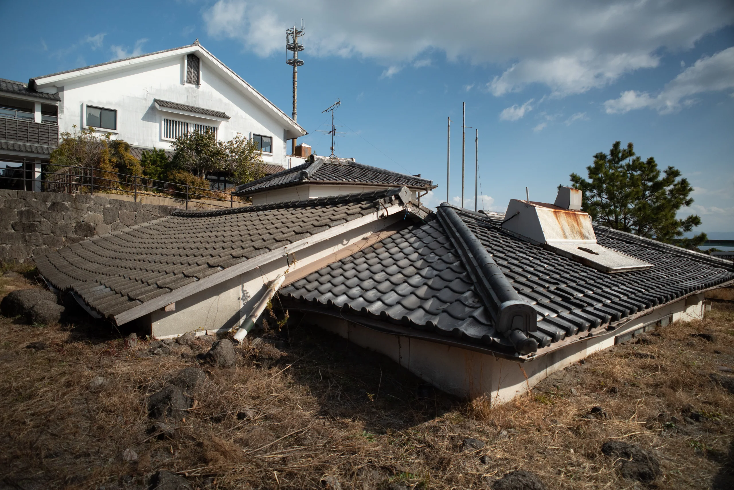 南島原土石流被災家屋保存公園內,被火山土石流掩埋後保存的民宅與屋頂全景