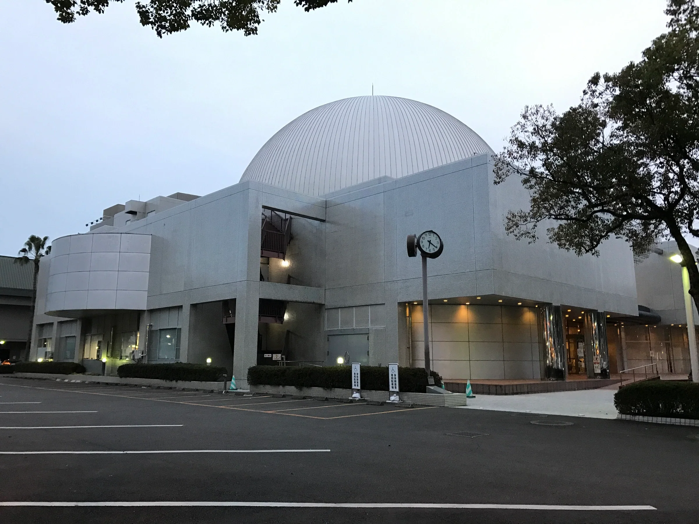 宮崎科學技術館圓頂與入口外觀，旁邊是宮崎中央公園