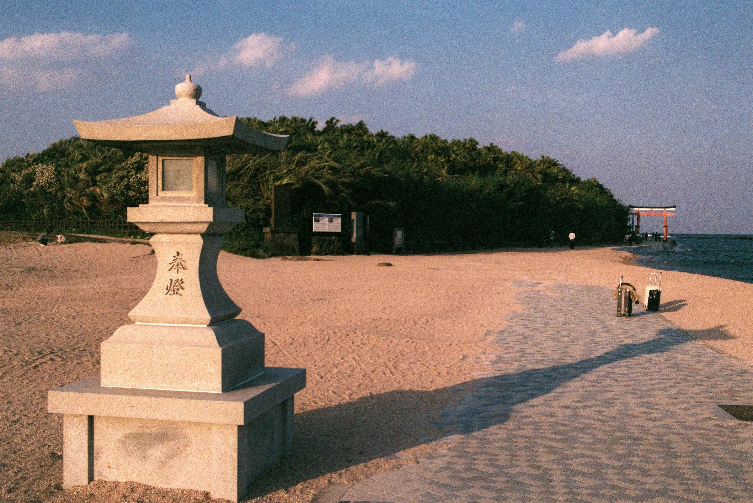 青島神社參道上的石燈籠與海岸鳥居