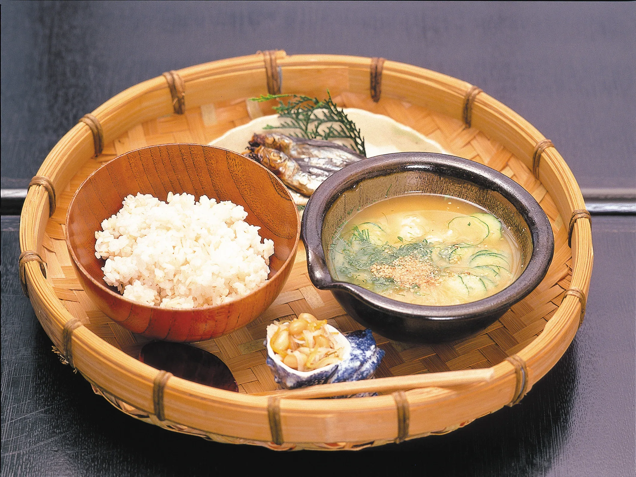 宮崎冷汁、白飯與配菜的實景照片