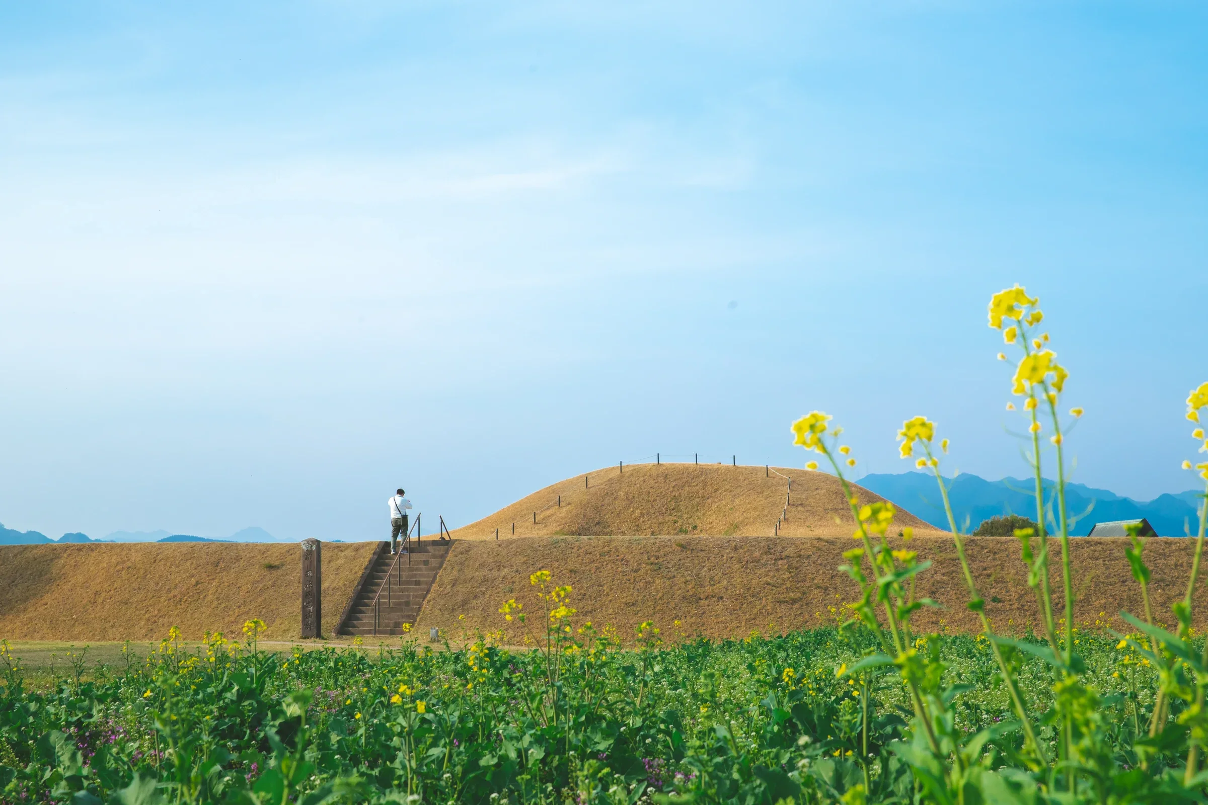 西都原古墳群一座可步行登上的古墳，前方有階梯與開闊田野