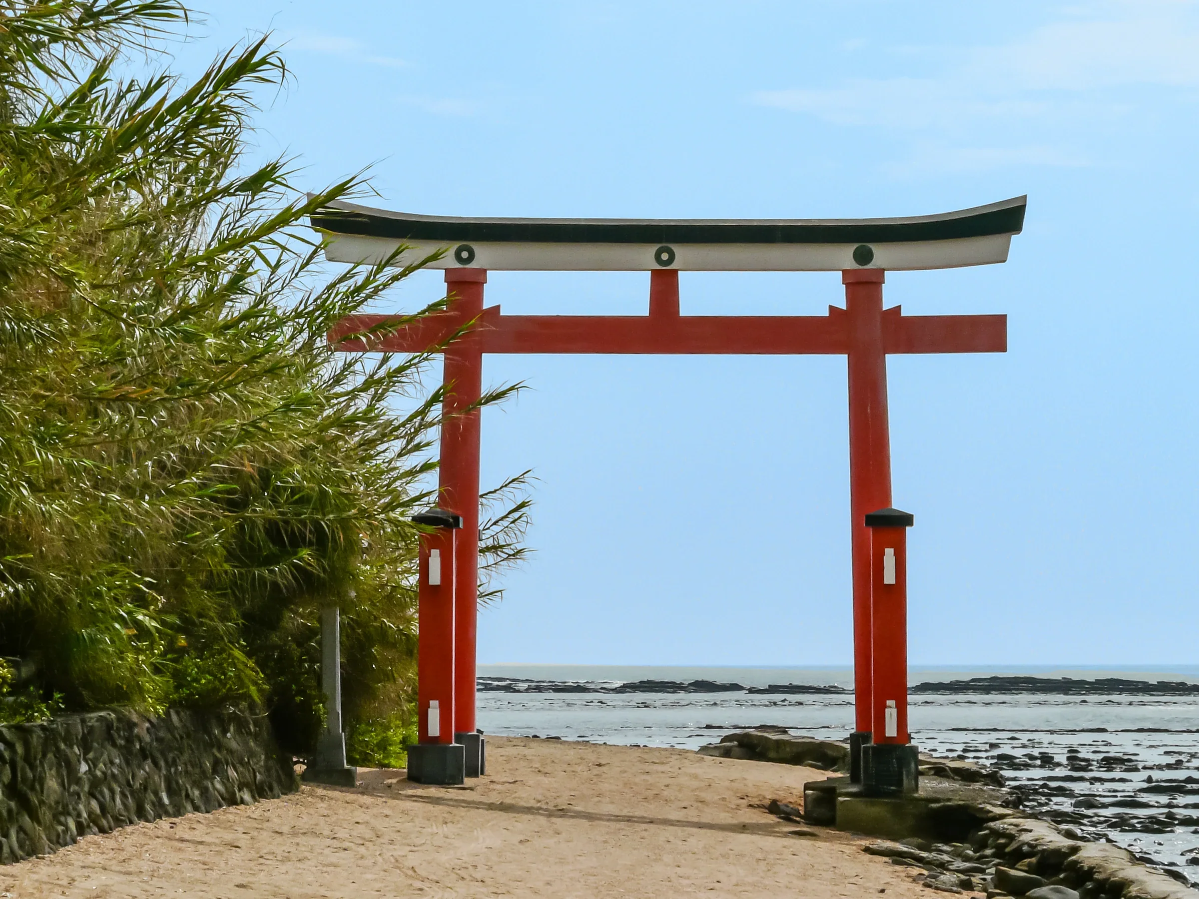青島神社海岸參道的朱紅鳥居、沙灘與鬼之洗衣板