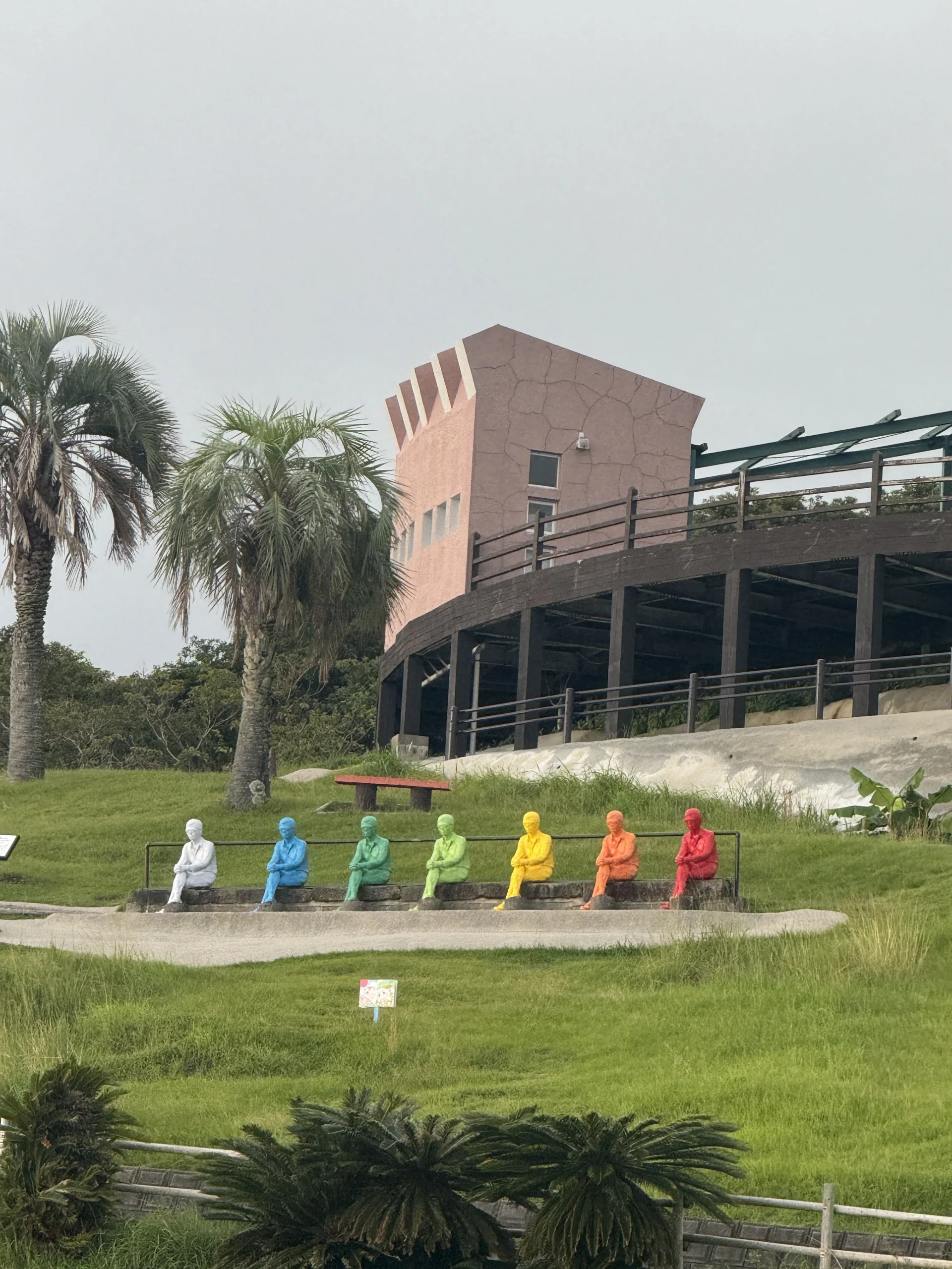 Sun Messe 日南草坡上排列的七座七色ヴォワイアン坐像與園區建築