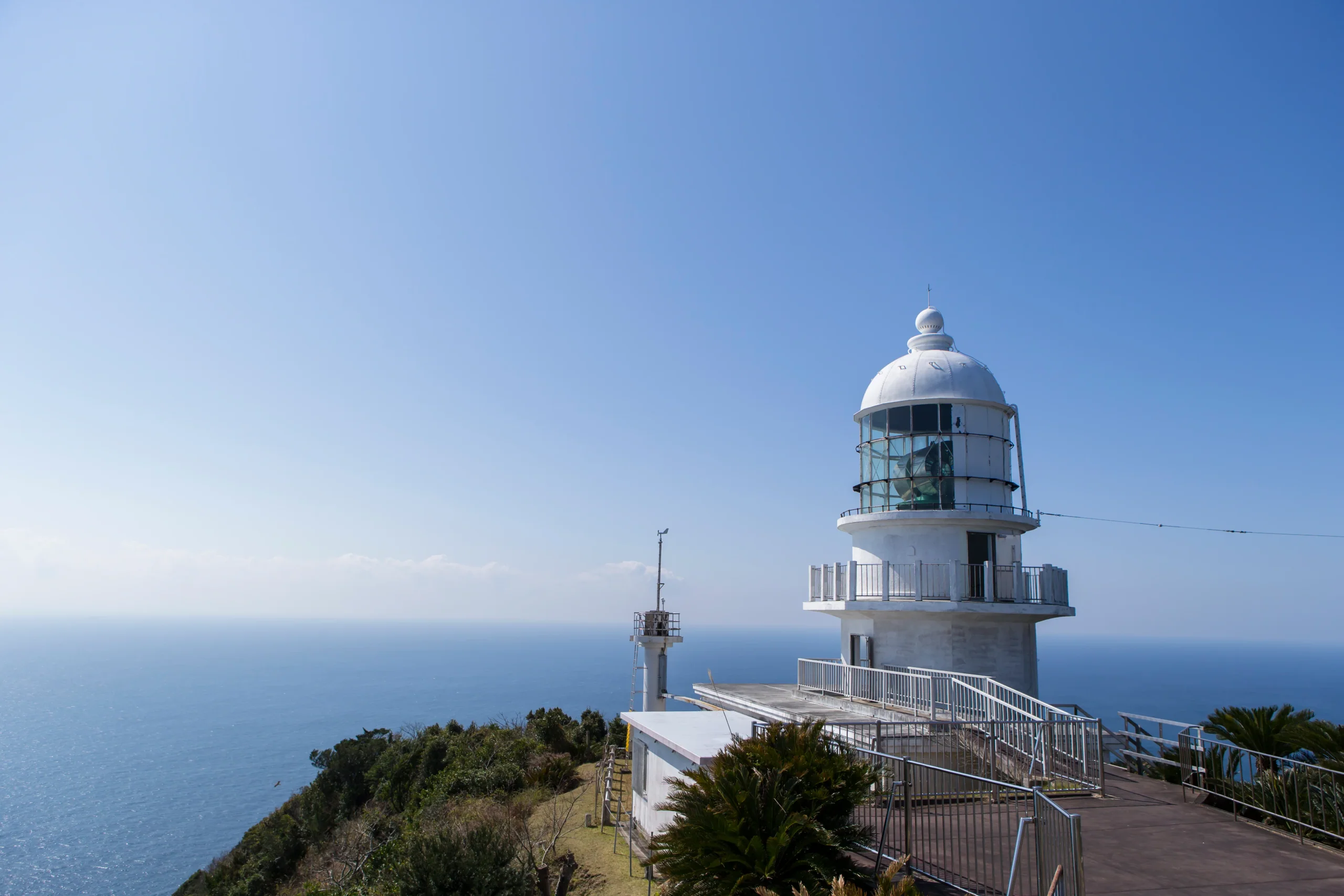 都井岬燈塔立在海崖上,遠處可見太平洋海面